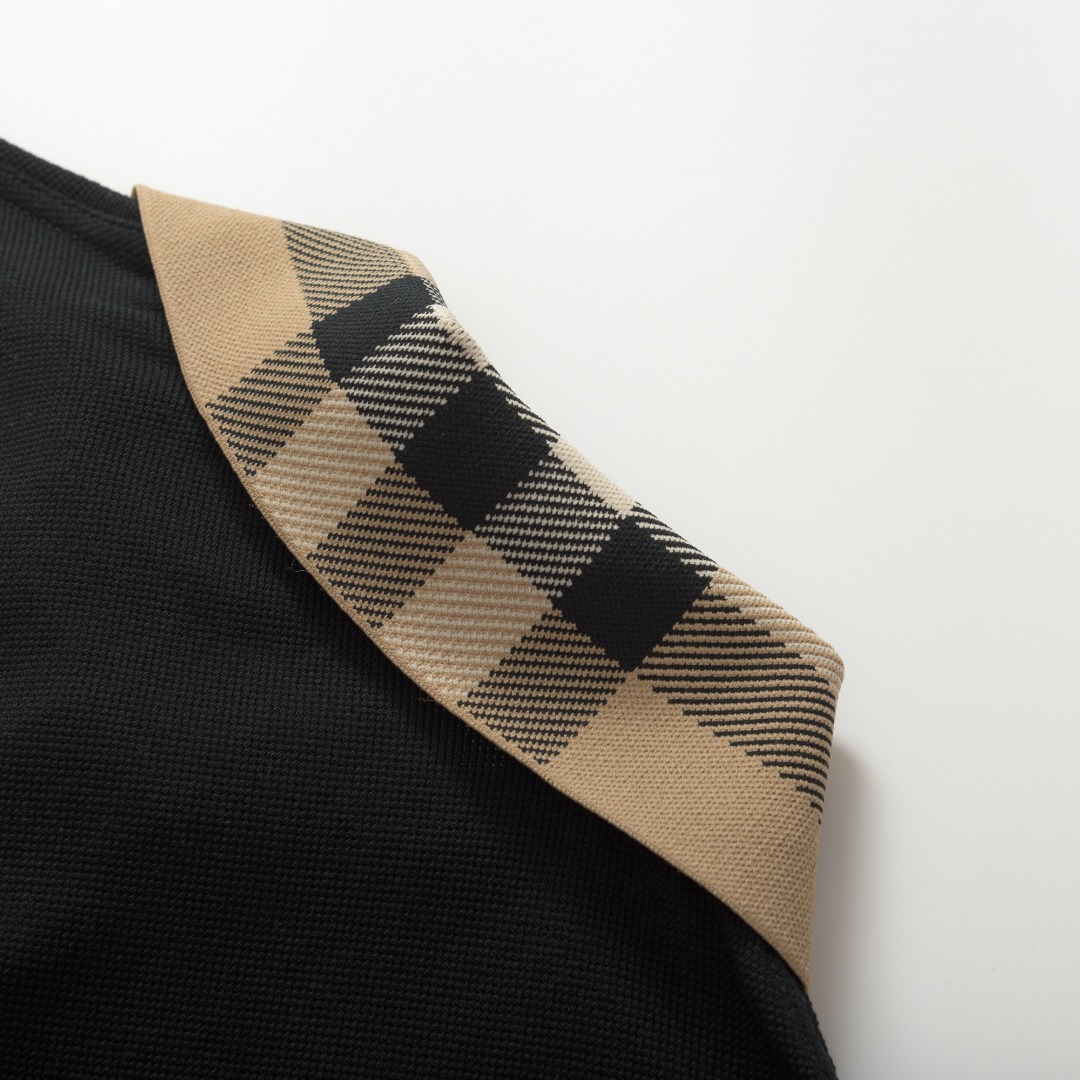 。BURBERRY棉质POLO衫
面料：棉质珠地网眼布面料打造，透气性好，珠地网眼结构赋予了它独特的纹理