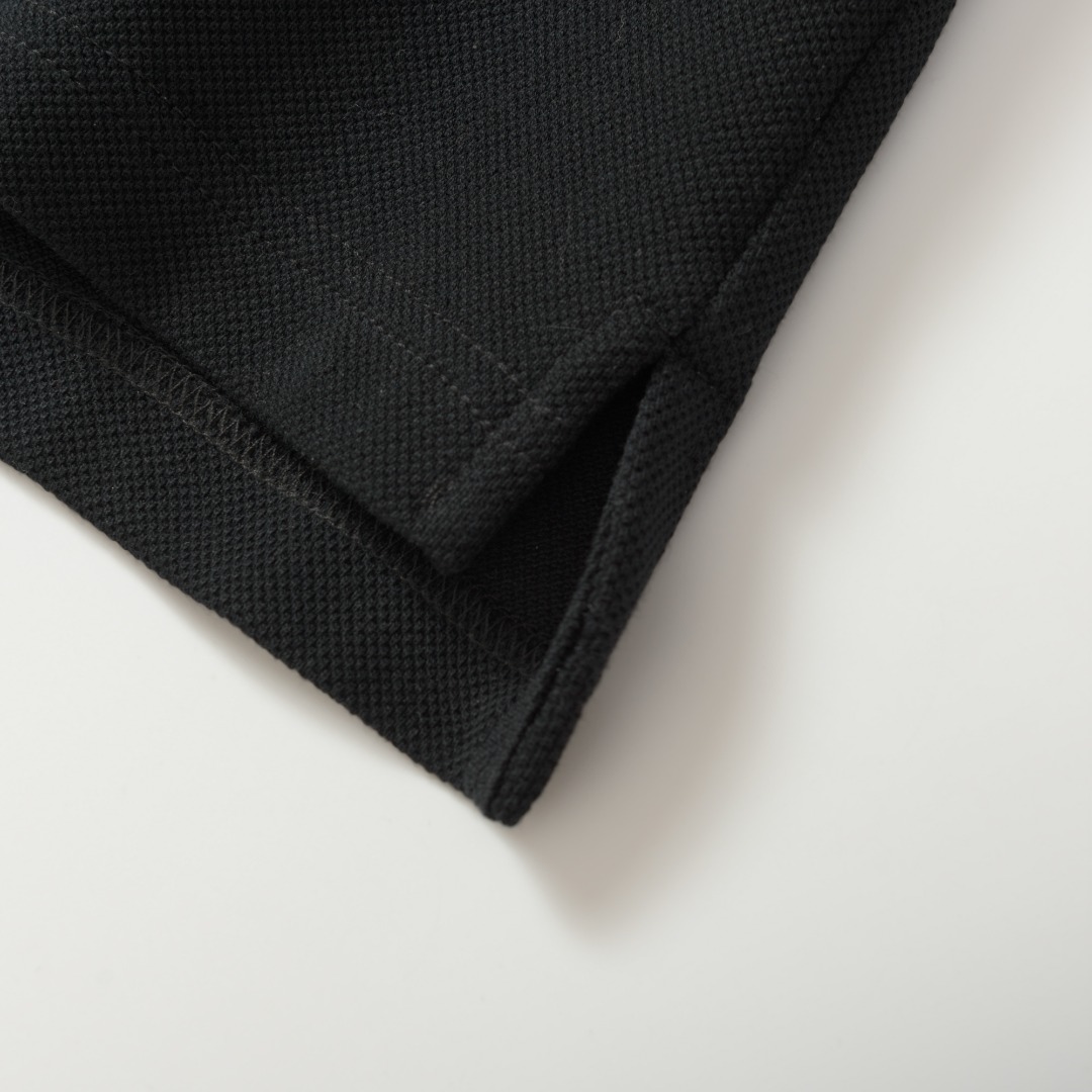 。BURBERRY棉质POLO衫
面料：棉质珠地网眼布面料打造，透气性好，珠地网眼结构赋予了它独特的纹理