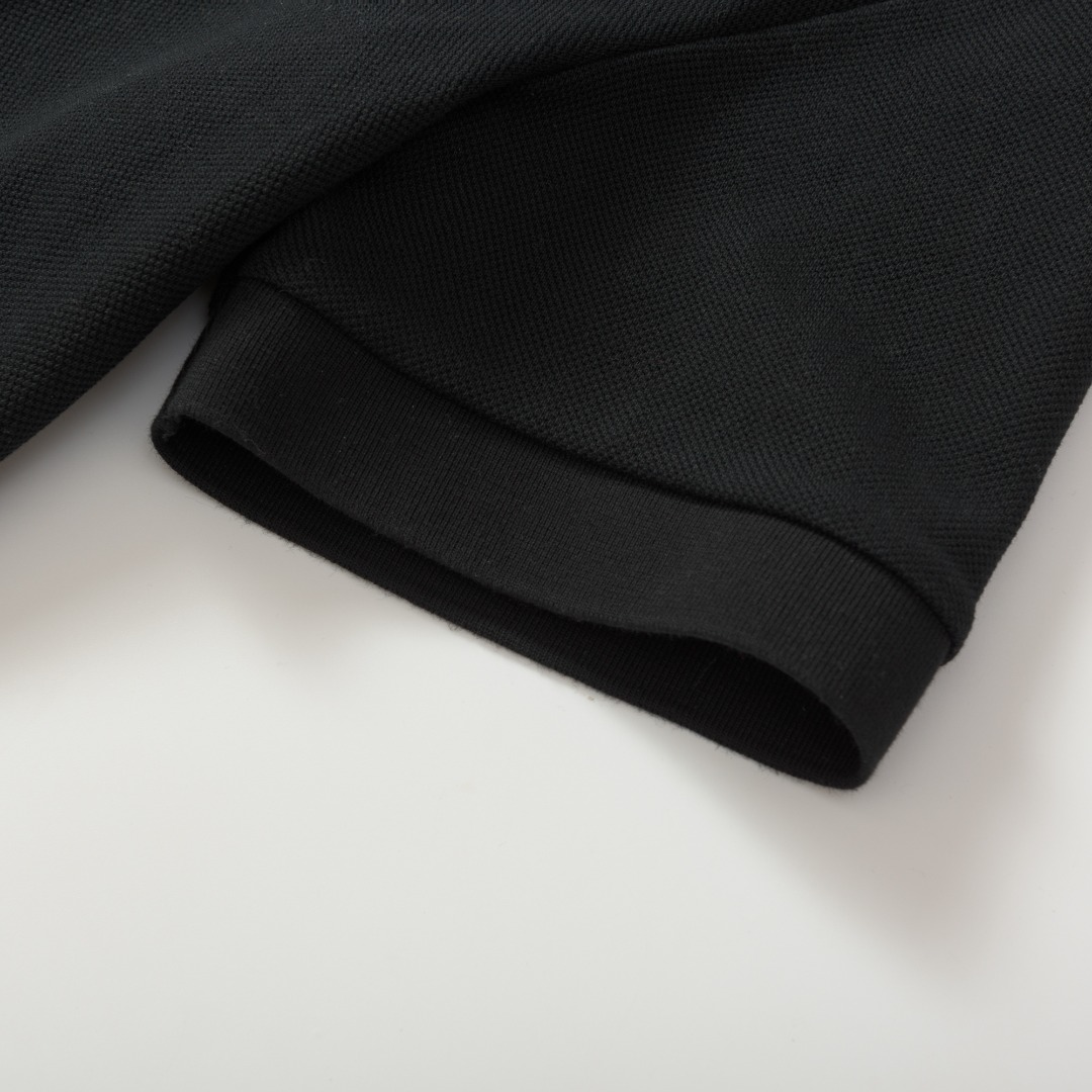 。BURBERRY棉质POLO衫
面料：棉质珠地网眼布面料打造，透气性好，珠地网眼结构赋予了它独特的纹理