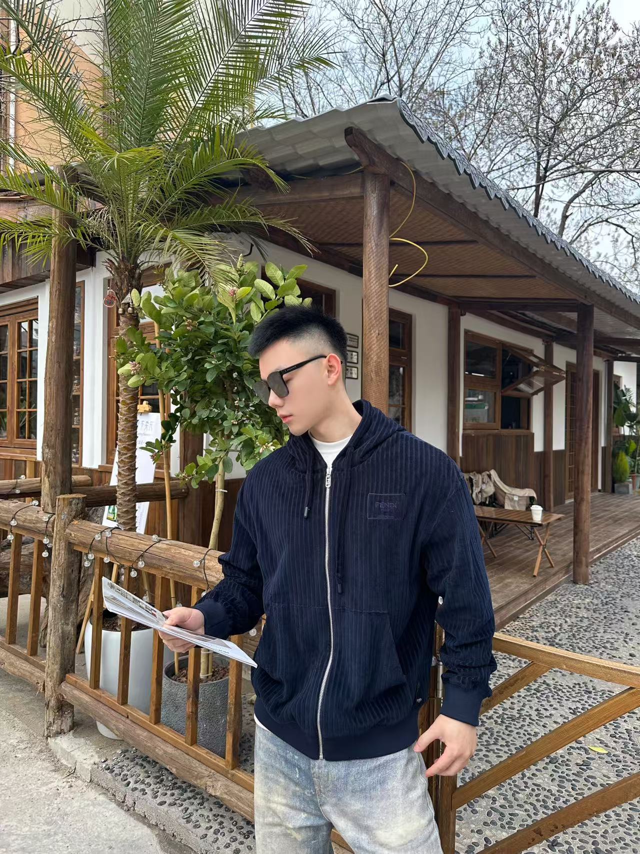 NO:510065,.FENDI embroidered blue velvet sweatshirt Fabric selection This product uses pure cotton corduroy fabric, with obvious longitudinal stripes on the surface, soft and three-dimensional, and is warm and durable, with strong color expressiveness, and has a retro and fashionable temperament. Crafts and details. The low-tailed long-sleeved design is matched with two small pockets on the left and right of the front to increase its practicality and beauty. It uses a 1-to-1 customization with the brand's iconic double F hollow LOGO zipper head to drive the zipper opening and closing. Through precise tailoring hood, it naturally fits with the large body, and has a more coordinated and beautiful feeling. It is matched with drawstring to adjust elasticity, and the end of the hat rope is selected as the hat rope head to form a good visual effect. The chest is decorated with FENDI of the same color system.  Roma embroidery is both low-key and has a brand recognition. The cuffs and hem are made of elastic ribs woven by round rib knitting machine. It has high elasticity and softness to make it better fit the skin and provide a comfortable wearing experience and sports needs. Accessories are made of zipper heads, made of hat rope heads, made of custom neckline marks and washing marks, made of custom inserts SIZE: S M L XL,,fendi,hats,alexander wang19860909.FENDI绣花蓝色绒面运动衫 面料选择 这款产品选用纯棉打造的灯芯绒面料,表面有明显得到纵向条纹,触感柔软且富有立体感,同时又具有保暖性和耐用性,色彩表现力强,自带复古时尚的气质 工艺与细节 低剪裁的长袖设计,搭配前身左右两个小口袋,增加其实用性和美感.采用1比1定制带有品牌标志性双F镂空LOGO拉链头带动拉链开合.通过精准的剪裁兜帽自然地与大身契合,更具协调感和美感.搭配抽绳调节松紧,帽绳端部选用撞色金属作为帽绳头,形成良好的视觉效果.胸口饰有同色系的FENDI Roma字样刺绣,既低调又不失品牌的辨识度.袖口和下摆运用圆机罗纹针织机编织而成的弹力罗纹,高弹性,柔软性使其更好贴合皮肤,提供舒适的穿着体验和运动需求. 辅料一比一定制拉链头 一比一定制帽绳头 一比一定制领口标和水洗唛 一比一定制嵌片 SIZE: S M L XL,,fendi,hats,alexander wang,Men's clothing