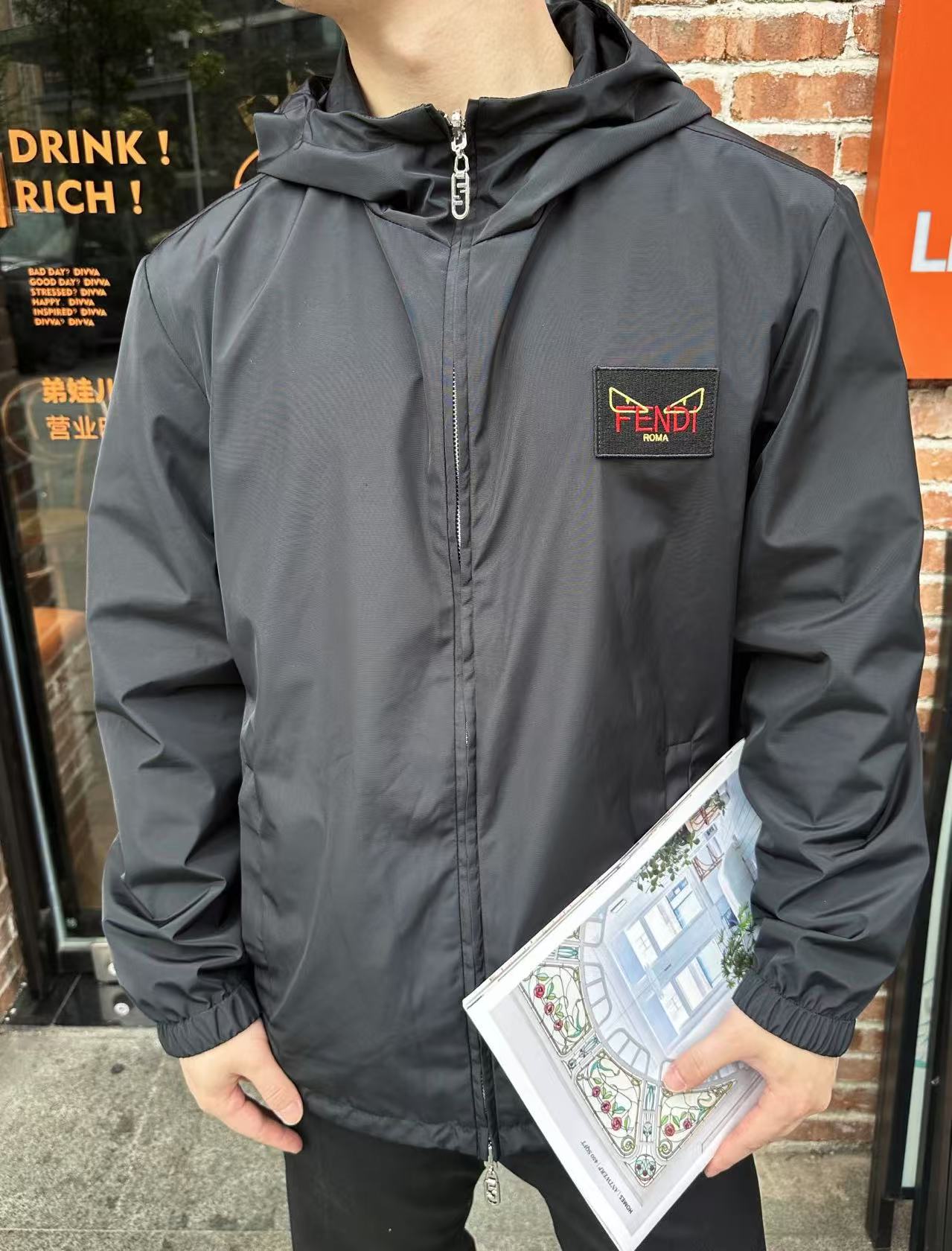 NO:507560,.FENDI double-sided windproof jacket. The product is made of black high-tech fabric made of polyester and nylon. Through advanced textile technology, it is light but tough. After special treatment, it has waterproof and windproof functions. At the same time, it has good breathability, wrinkle resistance and deformation, and is easy to clean and take care of. Process and details. The product maximizes the utilization of clothes through Reversible design and provides wear styles for different occasions. The hood design provides additional windproof properties, equipped with round beef tendon drawstrings and elastic buckles to adjust the tightness according to needs. The front chest is decorated with the brand's iconic FENDI  Eyes embroidery improves brand recognition and fashion sense. Double-head zipper opening and closing makes it easy to put on and off on both sides. Flat beef tendons close cuffs to enhance windproof and warmth, while making the cuffs better fit the wrist and improve wear comfort. The hem is equipped with round beef tendons and elastic buckles to adjust the tightness. The other side has double F-shaded prints, which is both low-key and fashionable. Both sides are equipped with side socket pockets, zipper opening and closing, and the bag has a 1.5*12 cm edge. Stitching is reinforced at the edges, making it more firm and can hide the zipper head, improving the aesthetics. Auxiliary materials are compared to custom zipper heads. Comparison of custom zipper heads. Comparison of custom hoods and hem elastic buckles. Comparison of custom pocket zipper heads. SIZES M L XL,,fendi,versace,jackets & coats,hats,alexander wang19860909.FENDI双面穿防风夹克衫 面料选择产品选用涤纶和锦纶制成的黑色高科技布料,通过先进的纺织技术,使其轻盈但坚韧,经过特殊处理之后使其具备防水、防风的功能,同时又有良好的透气性,抗皱不易变形,易于清洗和打理 工艺与细节 产品通过Reversible design将衣服的利用最大化,提供不同场合的穿着风格.兜帽设计提供额外的防风属性,配以圆牛筋抽绳和松紧扣根据需求调节松紧度.正面胸口处饰以品牌标志性的FENDI Eyes刺绣,提升了品牌辨识度和时尚感.双头拉链开合,方便两面穿脱.扁牛筋收袖口,增强防风性和保暖效果,同时让袖口更好的贴合手腕,提升穿着舒适度.下摆配以圆牛筋和松紧扣调节松紧度.另一面拥有双F暗纹满印,既低调又不失时尚感.两面都设有侧插口袋,拉链开合,袋口做了1.5*12公分的包边,边缘处均加固了缝线,使其更牢固的同时又能隐藏拉链头,提升美感.  辅料一比一定制拉链头 一比一定制兜帽、下摆松紧扣 一比一定制口袋拉链头 SIZES M L XL,,fendi,versace,jackets & coats,hats,alexander wang,Men's clothing