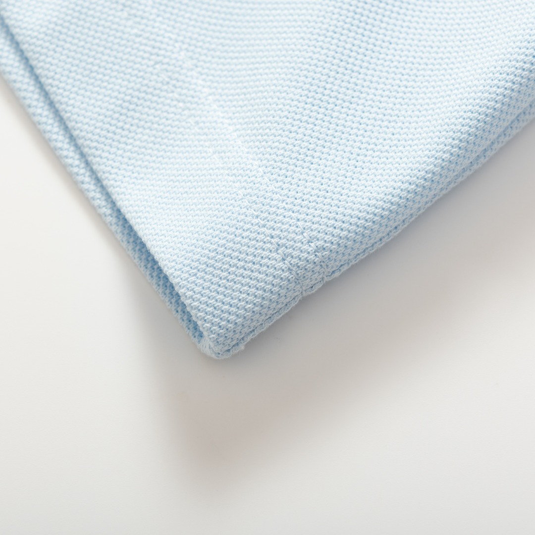 。BURBERRY棉质刺绣POLO衫
面料选择
选用珠地网眼布棉质面料打造，采用双罗纹针织工艺，形成凹凸