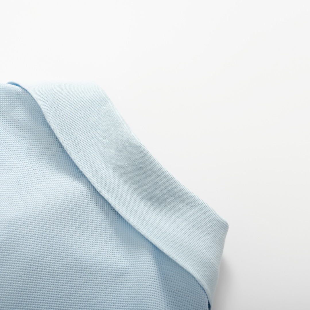 。BURBERRY棉质刺绣POLO衫
面料选择
选用珠地网眼布棉质面料打造，采用双罗纹针织工艺，形成凹凸