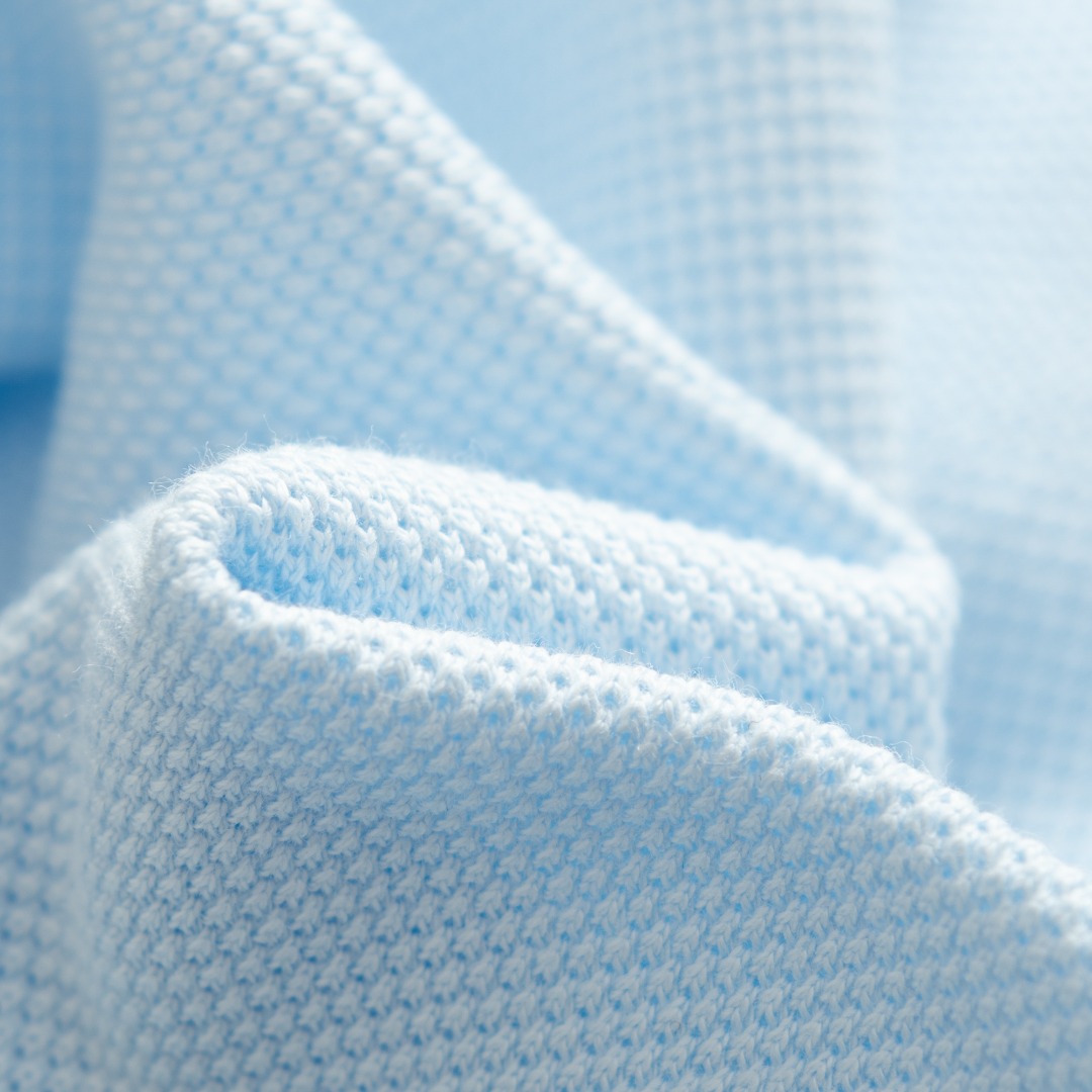 。BURBERRY棉质刺绣POLO衫
面料选择
选用珠地网眼布棉质面料打造，采用双罗纹针织工艺，形成凹凸