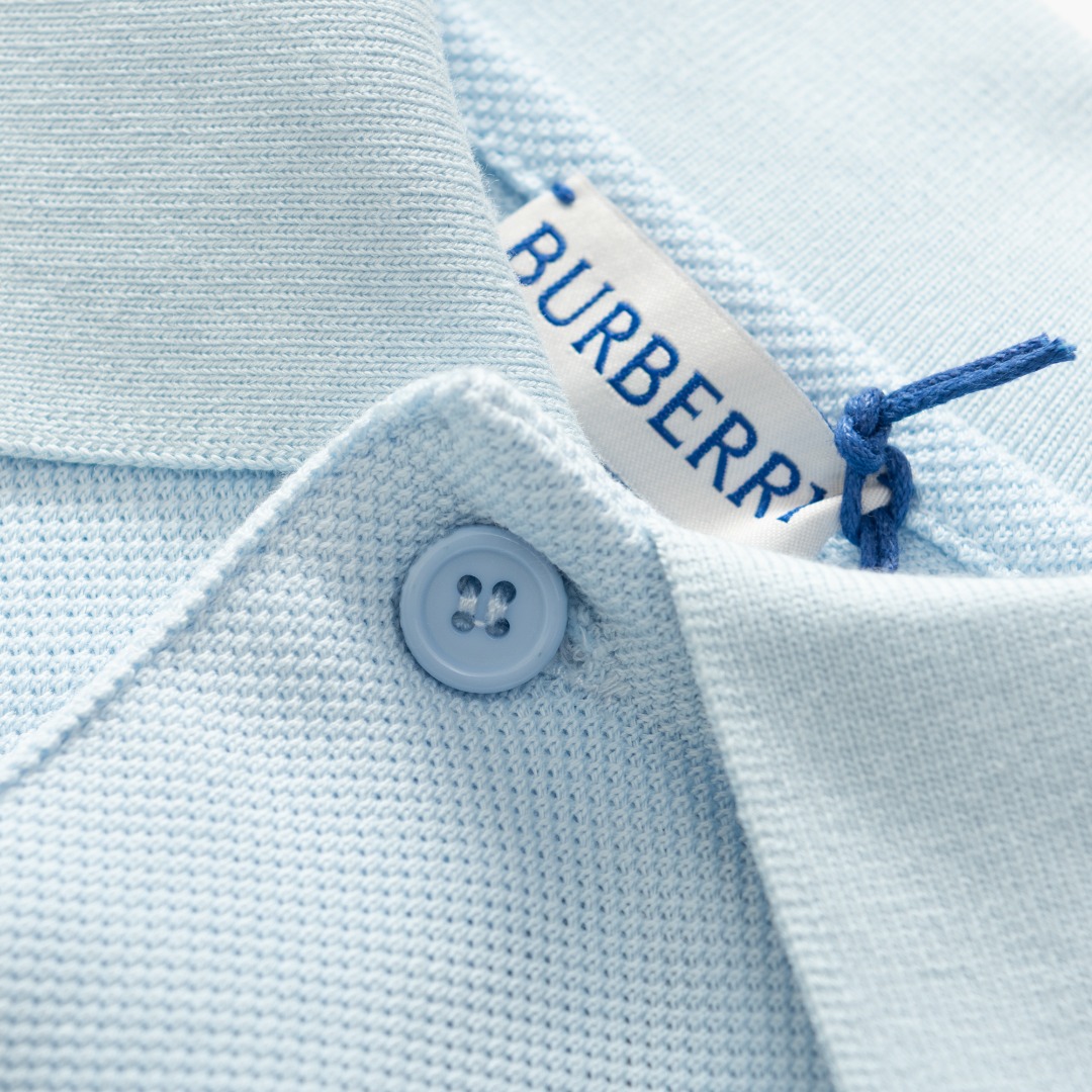。BURBERRY棉质刺绣POLO衫
面料选择
选用珠地网眼布棉质面料打造，采用双罗纹针织工艺，形成凹凸