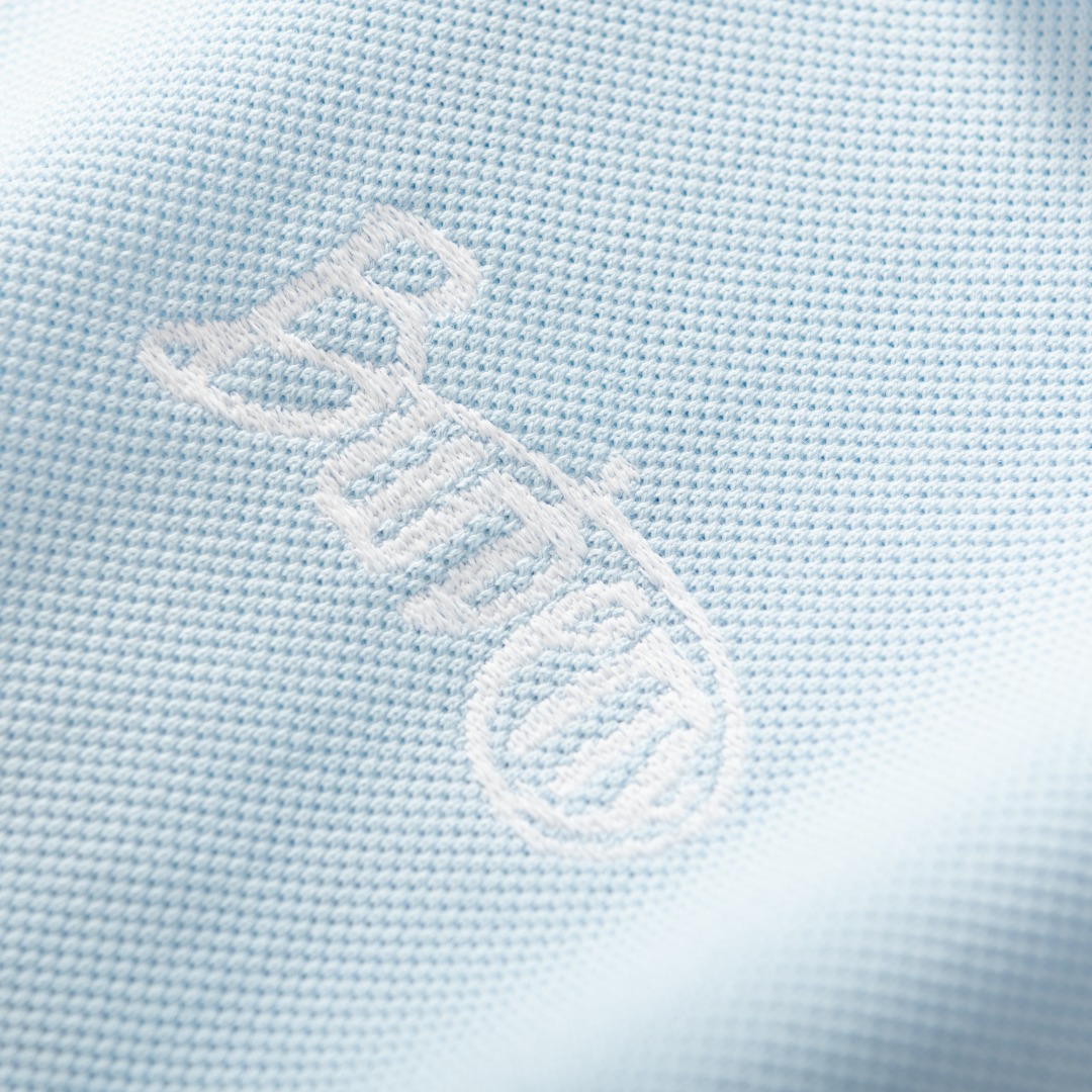 。BURBERRY棉质刺绣POLO衫
面料选择
选用珠地网眼布棉质面料打造，采用双罗纹针织工艺，形成凹凸