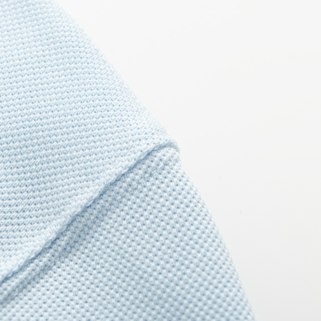 。BURBERRY棉质刺绣POLO衫
面料选择
选用珠地网眼布棉质面料打造，采用双罗纹针织工艺，形成凹凸