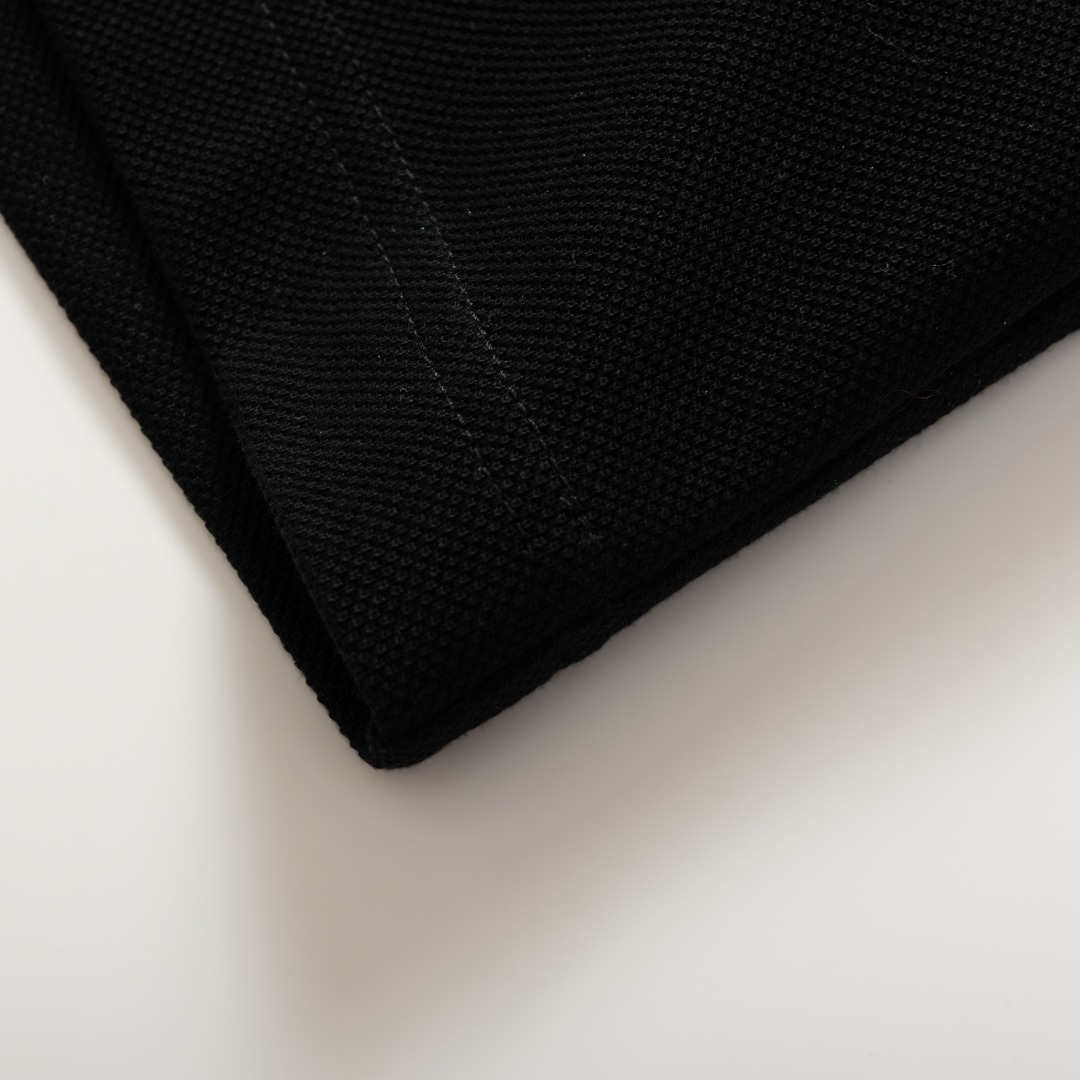 。BURBERRY棉质刺绣POLO衫
面料选择
选用珠地网眼布棉质面料打造，采用双罗纹针织工艺，形成凹凸