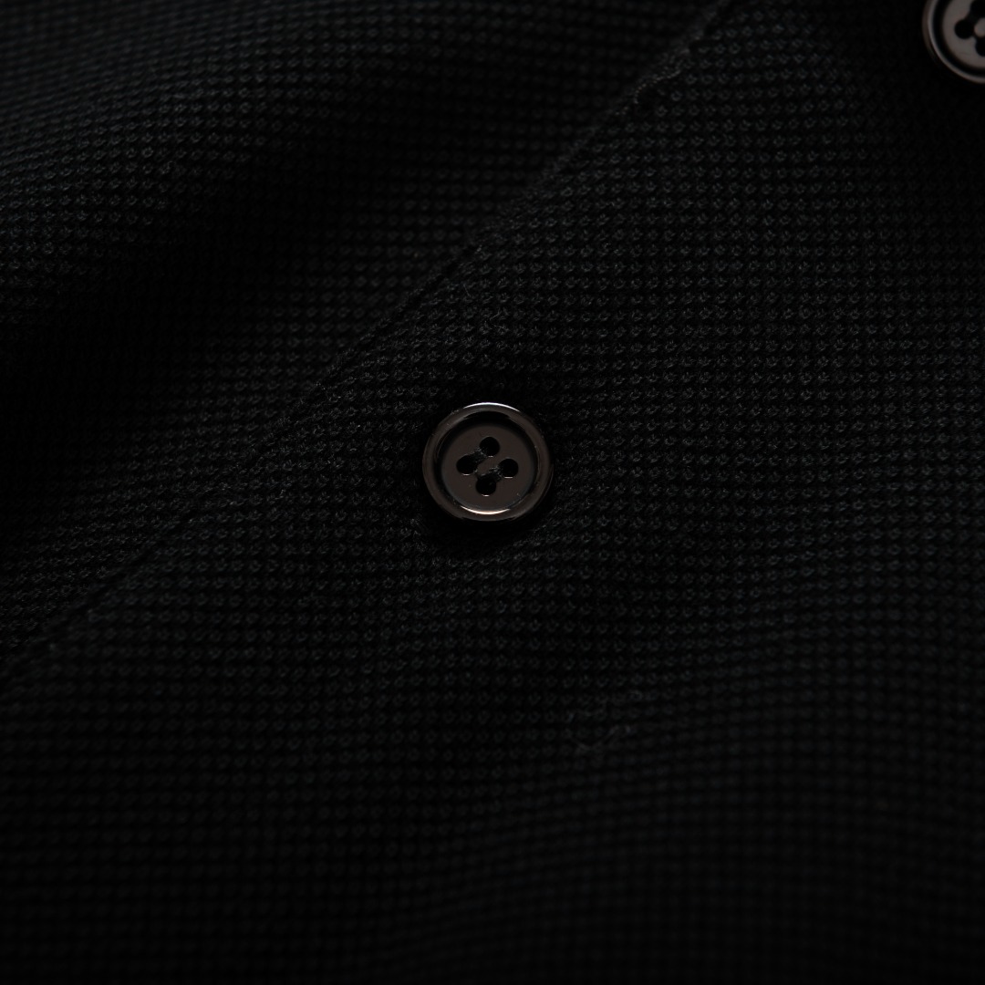 。BURBERRY棉质刺绣POLO衫
面料选择
选用珠地网眼布棉质面料打造，采用双罗纹针织工艺，形成凹凸