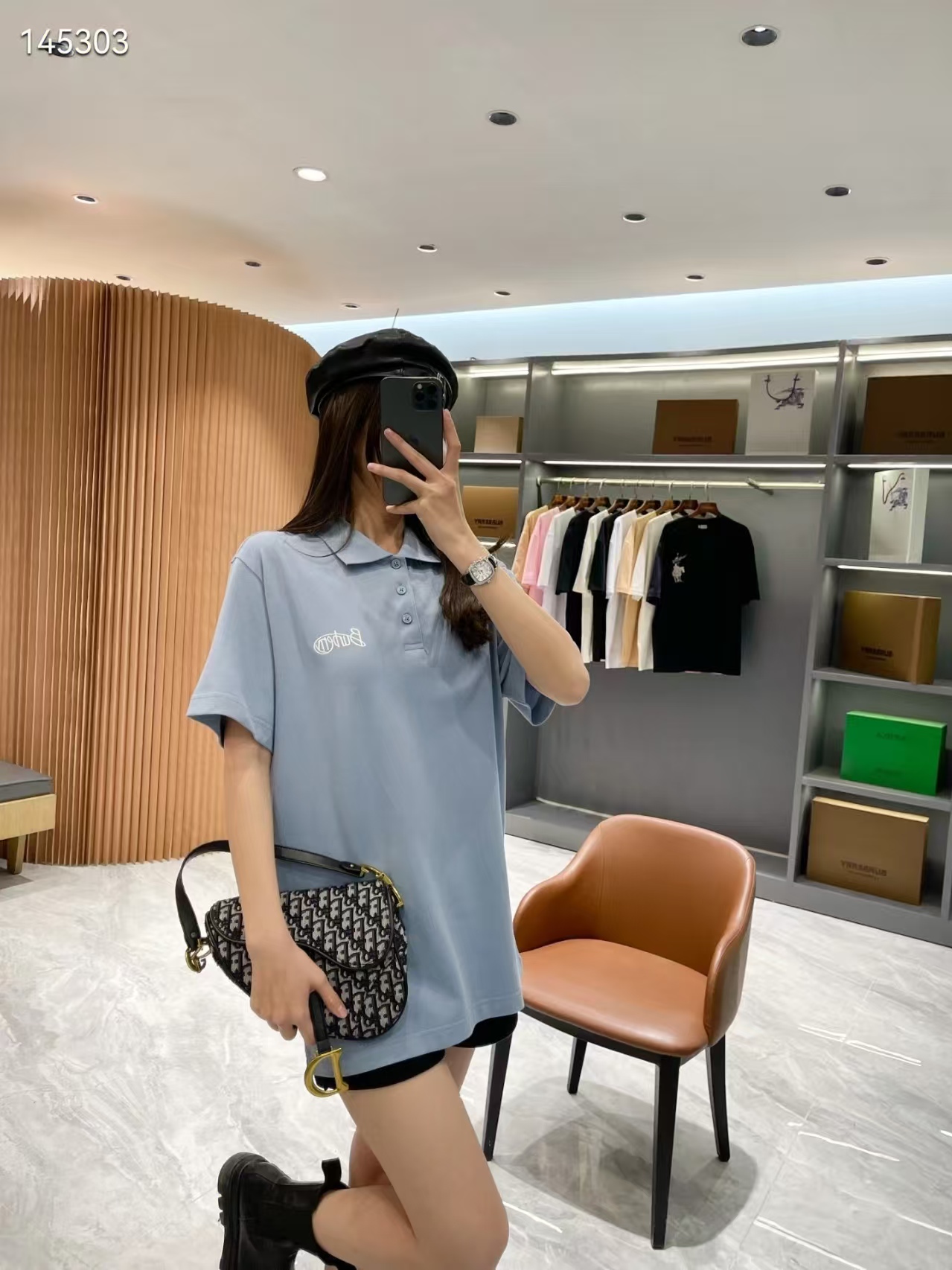 。BURBERRY棉质刺绣POLO衫
面料选择
选用珠地网眼布棉质面料打造，采用双罗纹针织工艺，形成凹凸