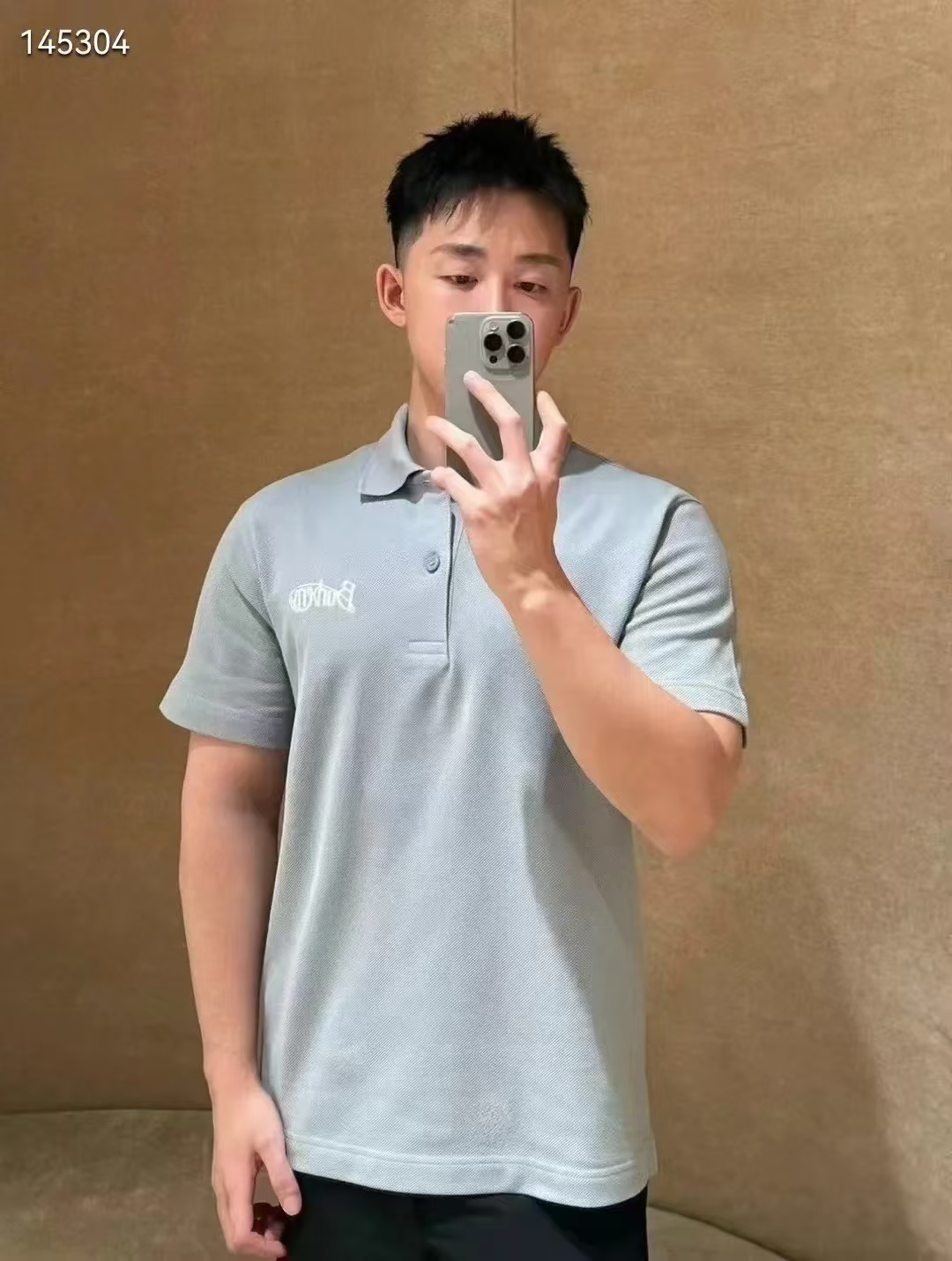 。BURBERRY棉质刺绣POLO衫
面料选择
选用珠地网眼布棉质面料打造，采用双罗纹针织工艺，形成凹凸