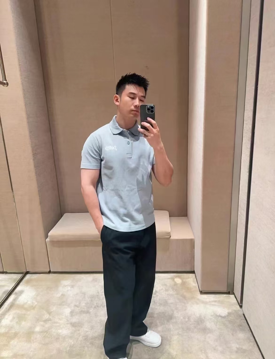 。BURBERRY棉质刺绣POLO衫
面料选择
选用珠地网眼布棉质面料打造，采用双罗纹针织工艺，形成凹凸