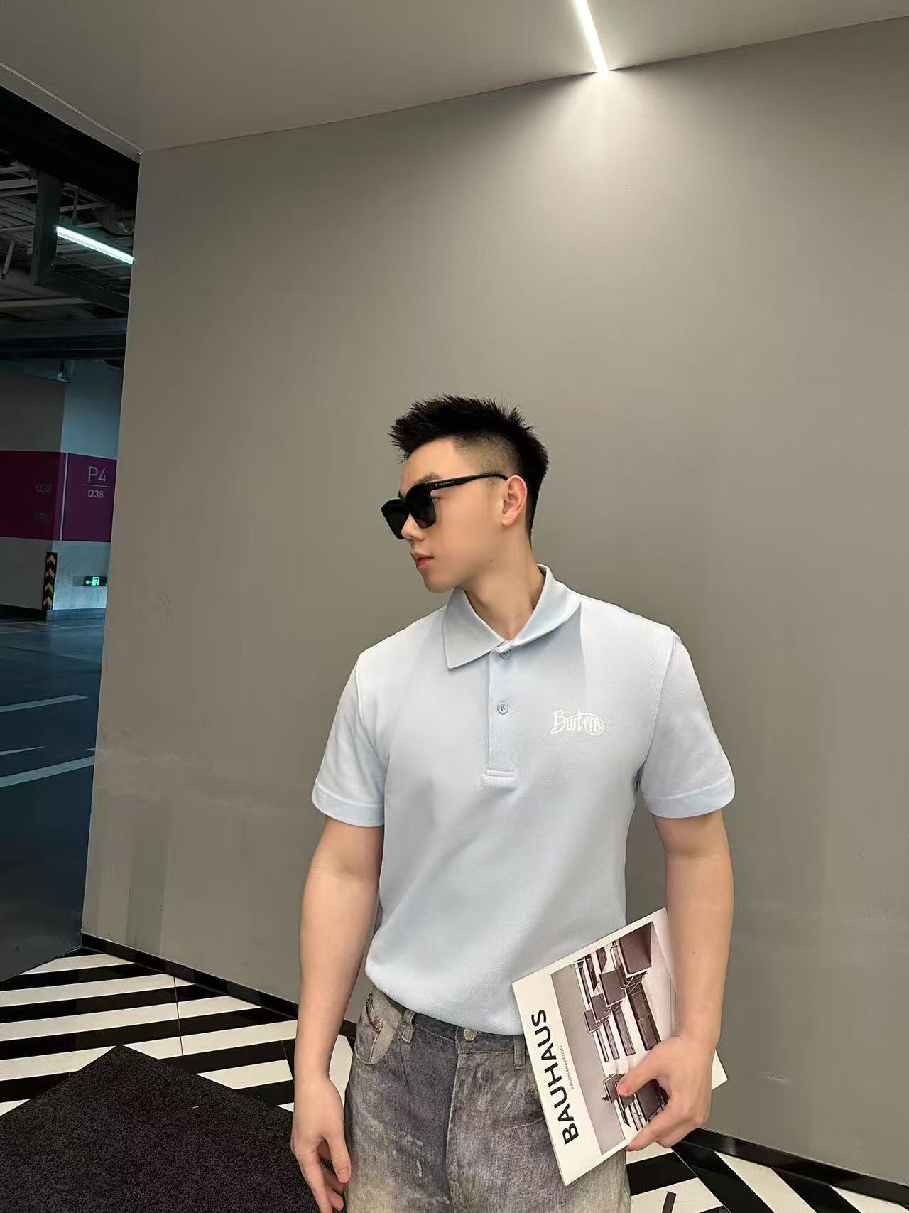 。BURBERRY棉质刺绣POLO衫
面料选择
选用珠地网眼布棉质面料打造，采用双罗纹针织工艺，形成凹凸