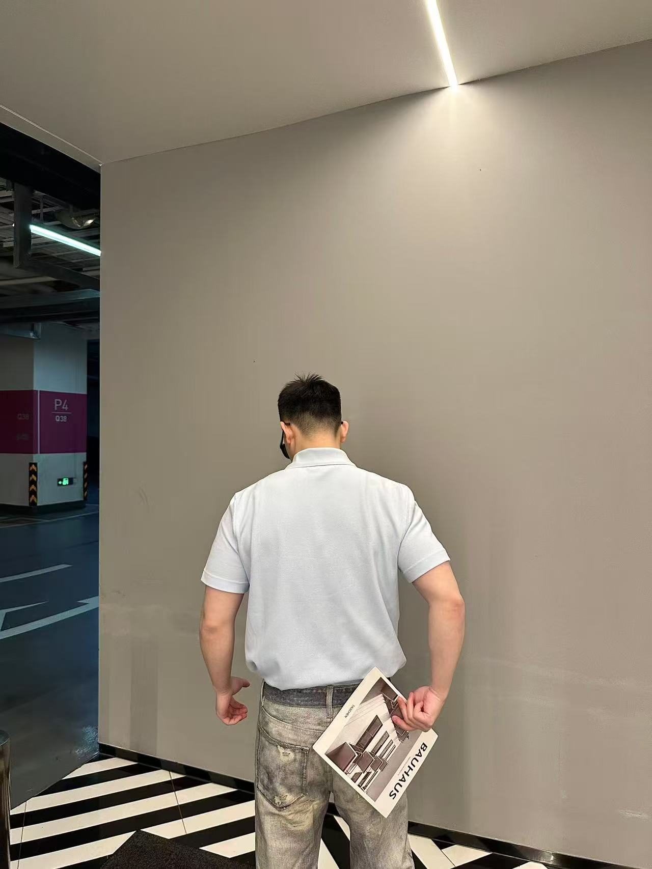 。BURBERRY棉质刺绣POLO衫
面料选择
选用珠地网眼布棉质面料打造，采用双罗纹针织工艺，形成凹凸