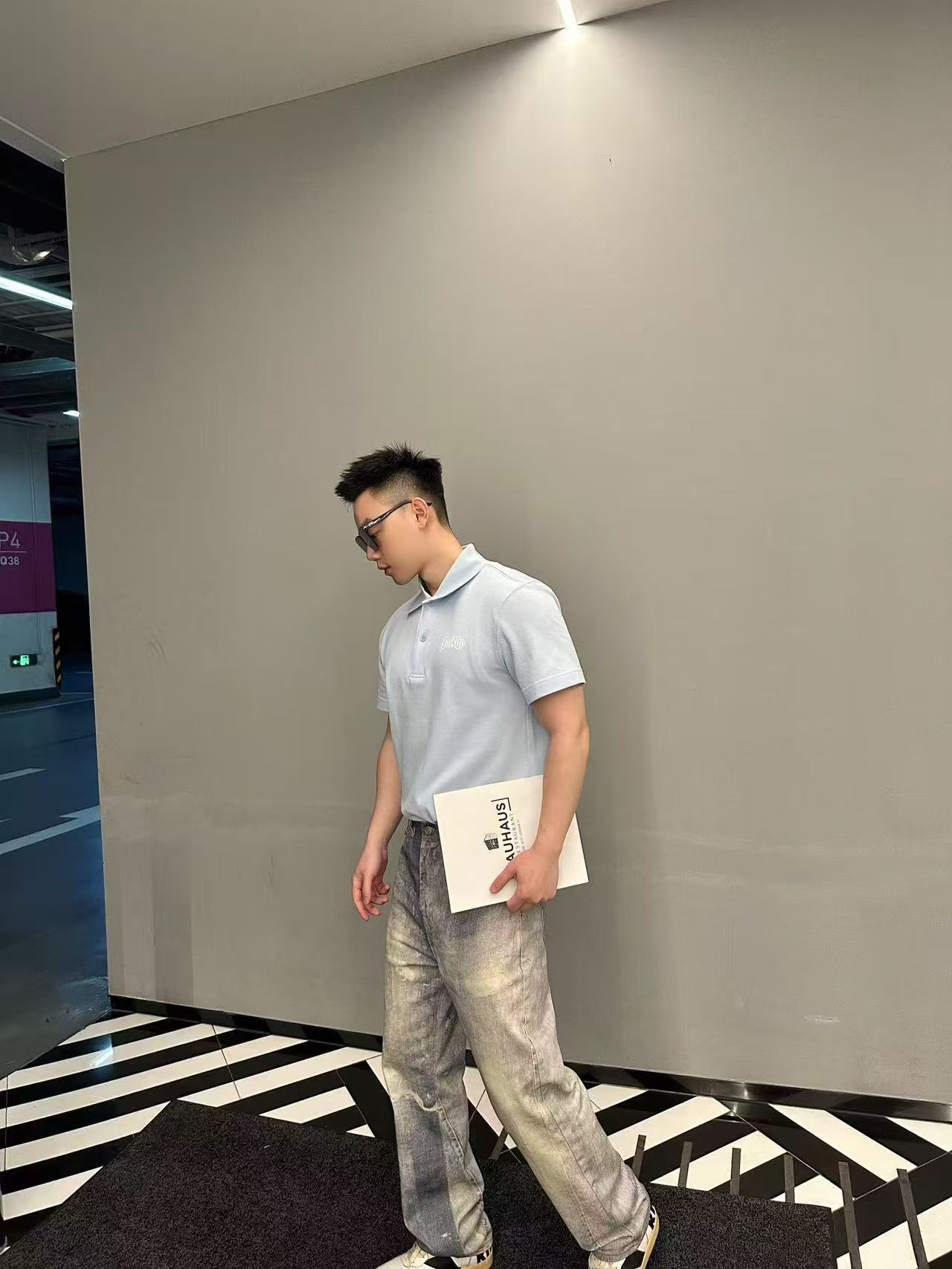 。BURBERRY棉质刺绣POLO衫
面料选择
选用珠地网眼布棉质面料打造，采用双罗纹针织工艺，形成凹凸