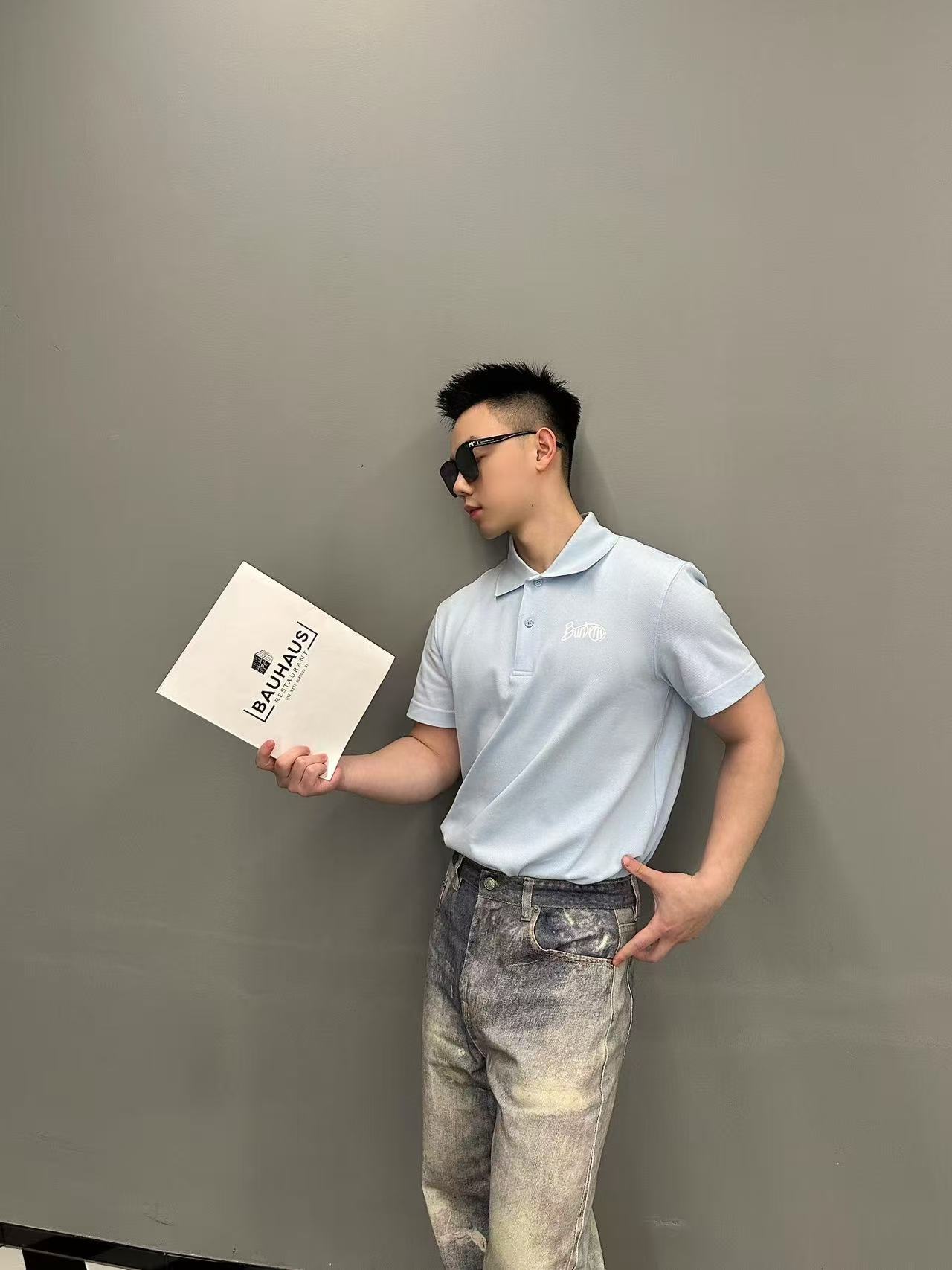 。BURBERRY棉质刺绣POLO衫
面料选择
选用珠地网眼布棉质面料打造，采用双罗纹针织工艺，形成凹凸