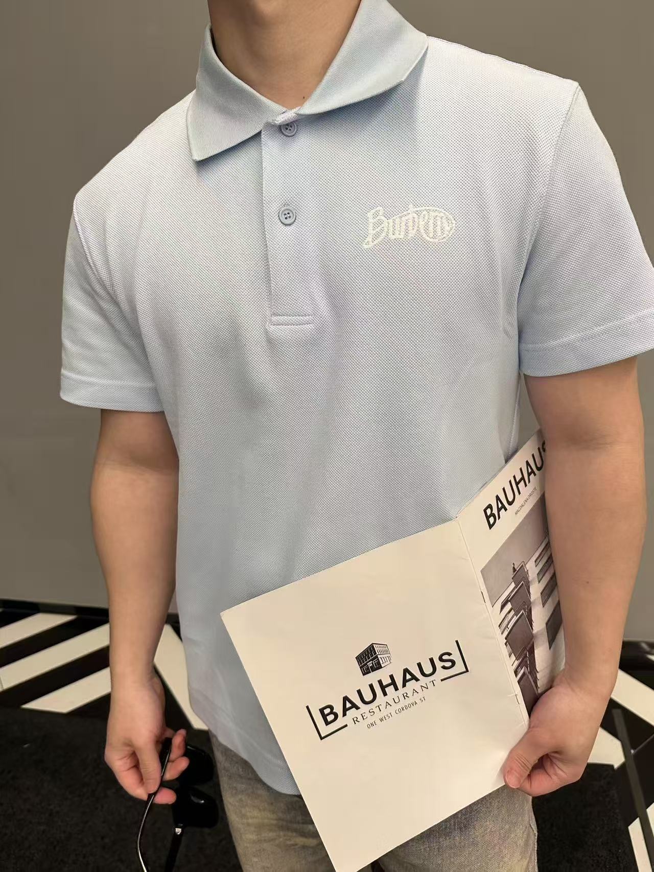 。BURBERRY棉质刺绣POLO衫
面料选择
选用珠地网眼布棉质面料打造，采用双罗纹针织工艺，形成凹凸