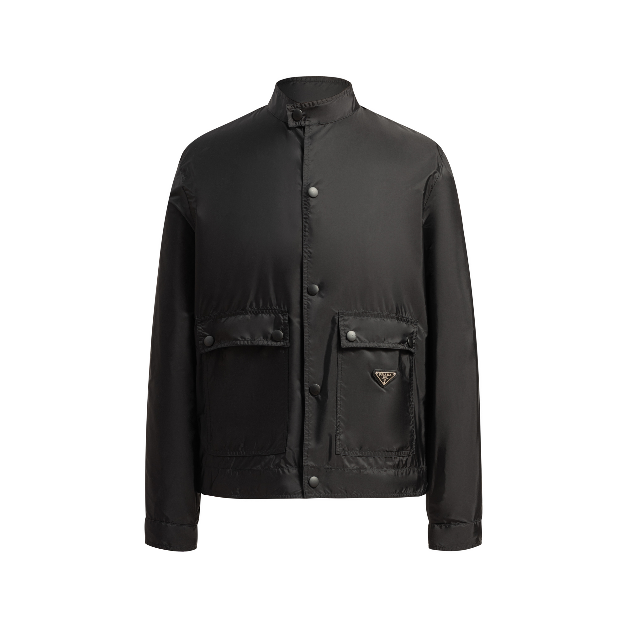 NO:954710,.PRADA regenerated nylon jacket fabric selection uses the brand's iconic regenerated nylon fabric, which has the same performance as traditional nylon and has high strength, tear resistance, abrasion resistance and other properties. It is light in texture and has waterproof function suitable for multiple scene needs. It is anti-wrinkle and quick-drying and is easy to care for and maintain on a daily basis. Craftsmanship and details  The unlined single-layer structure relies on the high-density weaving characteristics of regenerated nylon to make it both breathable and protective. It adopts a stand-up collar structure to fit the neck line, taking into account windproof function and smart temperament. It is equipped with extra-large capacity flap pockets on both sides to enhance practicality with a three-dimensional structure, and the inner hidden pocket design improves privacy.  For a comfortable experience, both the lid and the bag are hemmed and reinforced with double-needle stitching, and an enamel-coated triangle logo is decorated on one side of the bag to enhance visual recognition. The combination of cuff straps and concealed buckles achieve precise tightness requirements, and the straight hem structure at the front of the hem and the flat rib cinch at the rear make it both aesthetically pleasing and practical.  Accessories: one-to-one enamel triangle label, one-to-one snap button SIZE: M~3XL Exclusively available for, prada, jackets & coats,19860909.PRADA再生尼龙夹克 面料选择 选用品牌标志性的再生尼龙面料,与传统尼龙性能相当,具备高强度,抗撕裂,耐磨损等特性.其质地轻盈,同时又具备防水功能适合多场景需求.抗皱,快干的特点也易于日常打理维护. 工艺与细节 无衬里单层结构,依托再生尼龙的高密度编织特性,使其透气性与防护性并存.采用立领结构,贴合颈部线条,兼顾防风功能和干练气质.两侧搭配超大容量翻盖口袋,以立体结构强化实用性,内层暗袋设计提升私密收纳体验,盖体和袋体均用双针车线工艺进行包边加固,将涂珐琅三角标饰以一侧袋体之上,强化视觉辨识度.袖口袢带与暗扣的组合实现精准松紧需求,下摆正面平直底边结构与后方的扁牛筋收口让其兼顾美感和实用性. 辅料一比一涂珐琅三角标 一比一按扣 SIZE: M~3XL 独家专供,,prada,jackets & coats,,Men's clothing