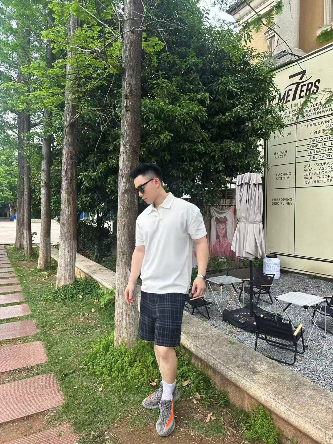 NO:153079,.Bobili plaid elastic cotton blend shorts Fabric selection Made of triple gold proportion cotton blend fabric, cotton fibers are naturally skin-friendly, soft and strong water absorption. Its structural characteristics retain the breathability of the fabric and reduce the sense of stuffiness. The blessing of a small amount of elastic fiber and polyester fiber significantly improves the stretchability and elasticity of the fabric, while strengthening wrinkle resistance and conformity, reducing shrinkage. Process 1 The plaid lines form a looming relief effect through the changes in the color of the yarn and the depth of the weaving method. The touch is smooth but the visual layer is rich. The jacquard process woves the pattern into the bones. Repeated washing is not easy to fade or wear. Process 2: The letter logo is formed integrally with the waist fabric through a high-density jacquard knitting machine. The yarn is made of high-strength cotton blended thread that is consistent with the base color. It uses the difference in pin density to form a contrast between light and dark, and reveals the letter logo under light refraction to achieve visual steganography effect. SIZE: S M L XL exclusively available, shorts, gold, alexander wang19860909.博柏利格纹弹力棉质混纺短裤 面料选择 选用三重黄金比例棉质混纺面料制成,棉纤维具有天然亲肤、柔软、吸水性强等特点.其结构特性保留了面料的透气性,减少闷热感.少量弹性纤维和聚酯纤维的加持显著提升了面料的伸张性和回弹性,同时强化抗皱性和保形性,降低缩水率. 工艺1 格纹线条通过纱线色彩与织法的深浅变化,形成若隐若现的浮雕效果,触感平滑却视觉层次丰富,提花工艺将图案编织入骨,反复水洗不易褪色,磨损. 工艺2: 字母徽标通过高密度提花针织机与裤腰面料一体成型.纱线选用与底色一致的高支棉混纺线,利用针脚密度差异形成明暗对比,在光线折射下显露字母徽标,实现视觉隐写化效果 SIZE: S M L XL 独家专供,,shorts,gold,alexander wang,Men's clothing