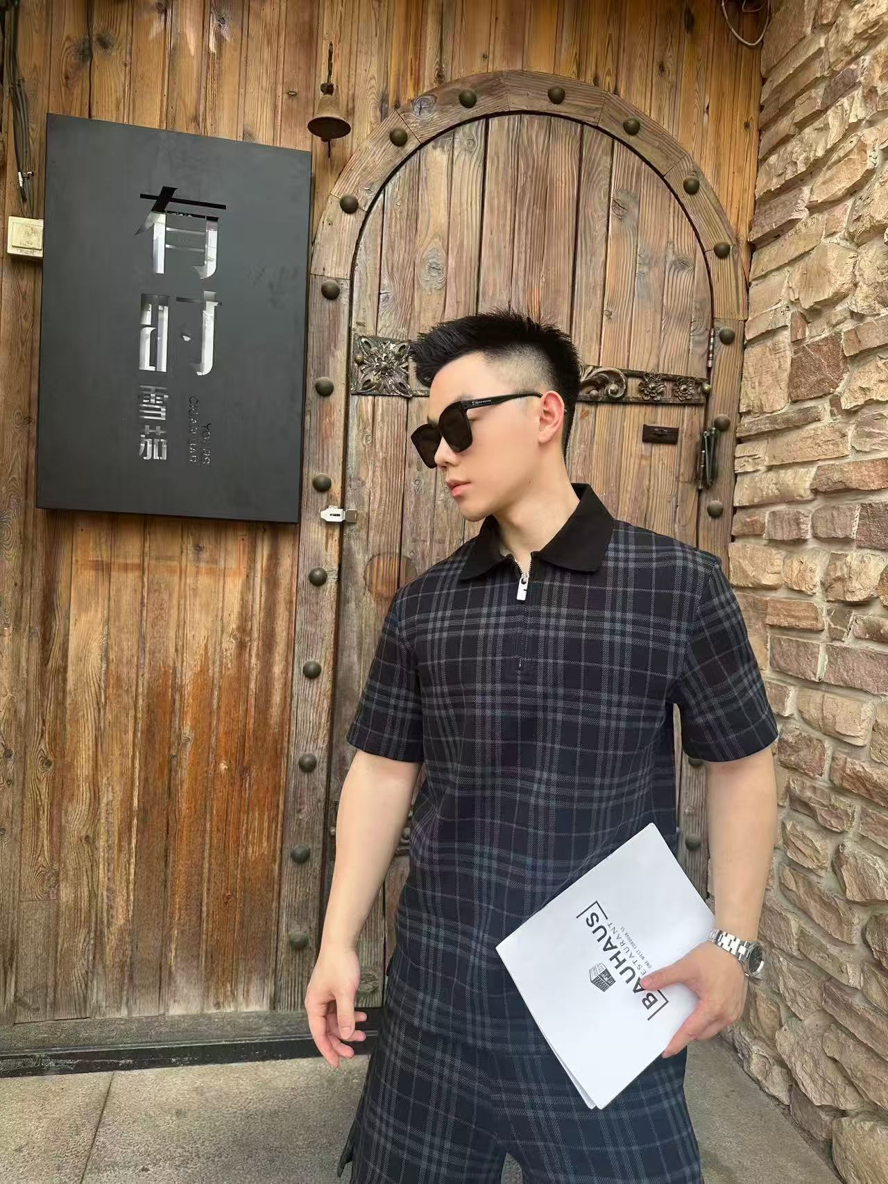 NO:153074,.Bobili plaid elastic cotton blended POLO collar short sleeve fabric selection is made of triple gold proportion cotton blended fabric. The cotton fiber has the characteristics of natural skin-friendly, soft and strong water absorption. Its structural characteristics retain the breathability of the fabric and reduce the sense of stuffiness. The blessing of a small amount of elastic fiber and polyester fiber significantly improves the stretchability and elasticity of the fabric, while strengthening wrinkle resistance and conformity, and reducing shrinkage rate. Process 1 The plaid lines form a looming relief effect through changes in the color of the yarn and the depth of the weaving method. The touch is smooth but the visual layer is rich. The jacquard process woves the pattern into the bones. Repeated washing is repeated and it is not easy to fade or wear. Process 2: The POLO collar uses 80 double-stranded combed cotton to remove the short fiber to ensure that the collar is soft and skin-friendly. Through pre-shrinking and shaping, the risk of shrinkage deformation after the garment is reduced, and the wrinkle resistance of the collar is enhanced. Auxiliary materials one to one metal zipper head SIZE: S M L XL exclusively available, T-shirt, gold, alexander wang19860909.博柏利格纹弹力棉质混纺POLO领短袖 面料选择 选用三重黄金比例棉质混纺面料制成,棉纤维具有天然亲肤、柔软、吸水性强等特点.其结构特性保留了面料的透气性,减少闷热感.少量弹性纤维和聚酯纤维的加持显著提升了面料的伸张性和回弹性,同时强化抗皱性和保形性,降低缩水率. 工艺1 格纹线条通过纱线色彩与织法的深浅变化,形成若隐若现的浮雕效果,触感平滑却视觉层次丰富,提花工艺将图案编织入骨,反复水洗不易褪色,磨损. 工艺2: POLO领选用80支双股精梳棉,剔除短纤维,确保领部柔和亲肤,通过预缩定型处理,减少成衣后缩水变形风险,同时增强领面抗皱性. 辅料一比一金属拉链头 SIZE: S M L XL 独家专供,,T-shirt,gold,alexander wang,Men's clothing