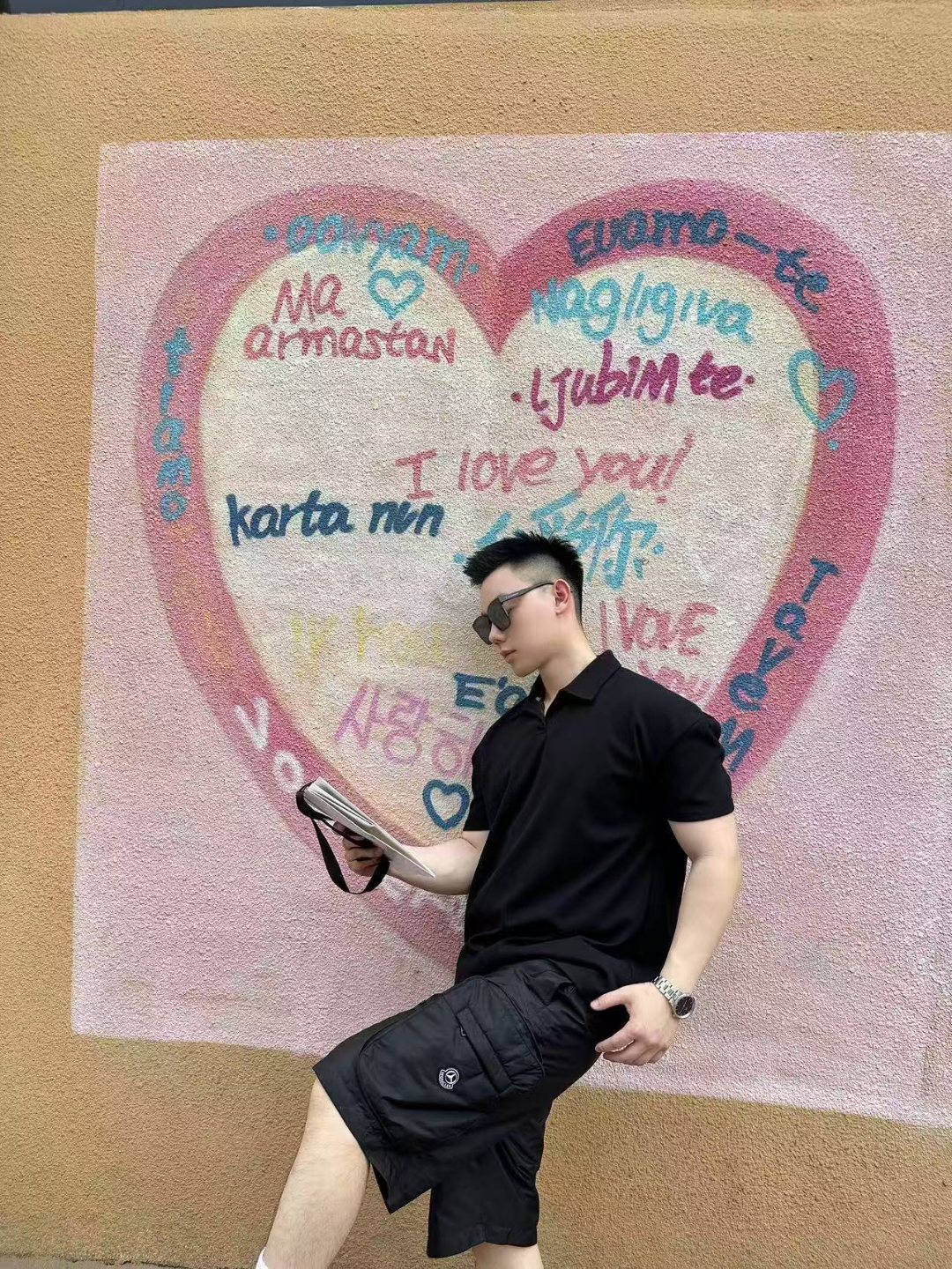 NO:153068,.Moncler three-party joint brand can [storable] nylon shorts fabric selection. Custom nylon nylon fabric is made of customized nylon fabric, and a tear-resistant surface is created through high-density warp and weaving technology. The single layer weight is precisely controlled at about 150g/m2, making it lightweight, without burden on wear and smooth touch. The nylon itself has good elasticity and is not easy to wrinkle, maintaining a long-term flatness. It has a certain resistance to acids, alkalis, oils, etc. in daily life, and is easy to clean and repair. The lining is also made of nylon. Because it requires good breathability, it adopts a fine mesh design. It is smooth and skin-friendly to wear, and is not easy to pill and damage due to long-term friction, and extends the service life. Craft 1 The hand-fitting pocket on the side of the decorative seal is built-in seamless folding structure, which is three-dimensional storage space after being unfolded. When folded, it is closed by a hidden zipper to form a compact storage bag. Craft 2:  The main logo patch is molded with liquid silicone, with a thickness of 2.2mm, and the edge simulates the chrome plating effect of the car logo. The patch stitching is alternately knitted with polyester thread, and the number of needles per inch is 12 needles per inch to ensure that it does not fall off for a long time. Auxiliary materials are one-to-one metal zippers. One-to-one logo labels. One-to-one joint badges SIZE: S M L XL exclusively available,,christian louboutin, shorts,alexander wang19860909.Moncler 三方联名可【可收纳】尼龙短裤 面料选择 选用定制锦纶尼龙面料制成,通过高密度经纬编织技术打造抗撕裂表面,单层克重精准控制在150g/㎡左右,使其质地轻盈,穿着无负担且触感顺滑.锦纶本身具有良好的弹性且不易起皱,保持长久的平整度.日常生活中对酸、碱、油污等有一定的抵抗力,易于清洁打理.内衬同样选用锦纶,因需要良好的透气性,故采用细密网眼设计.贴身穿着顺滑亲肤,不易因长时间摩擦导致起球,破损,延长使用寿命. 工艺1 饰章侧工装口袋内置无缝折叠结构,展开后为立体储物空间,折叠时通过隐藏式拉链闭合,形成紧凑的收纳包. 工艺2: 主标识贴片采用液态硅胶模压成型,厚度2.2mm,边缘模拟车标镀铬效果,贴片缝线以涤纶线交替编织,每英寸针数12针,确保长期水洗不脱落. 辅料一比一金属拉链 一比一标识贴牌 一比一联名徽章 SIZE: S M L XL 独家专供,,christian louboutin,shorts,alexander wang,Men's clothing