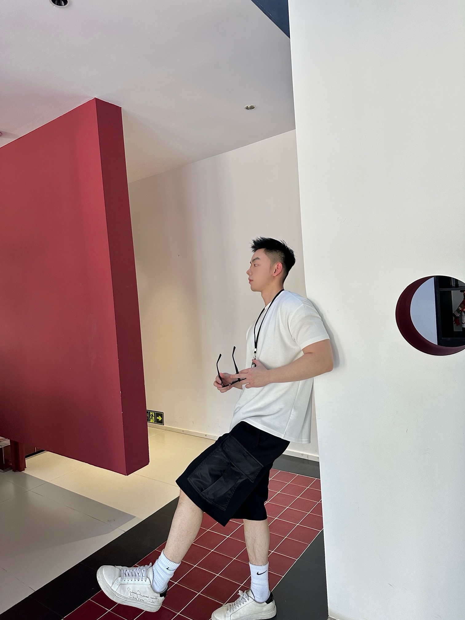 NO:153063,.PRADA cotton tooling shorts Fabric selection 460g/㎡ Roman fabric is selected, with double-sided four-needle six-wire weaving process, dense twill texture on the surface to build a crisp outline, and the inner honeycomb microporous structure forms an air circulation layer, achieving the contradiction between high weight and breathability. The fiber is softened by special processes, and the surface retains the texture of the workwear, but the close face is as delicate as cashmere. Process 1 The side bag uses recycled nylon fabric, the bag mouth uses a three-layer step-type knot, single point load-bearing up to 2KG, and the flip-top Velcro opens and closes, and the triangular logo is decorated on the bag cover to enhance brand recognition. Process 2 The edge of the fake placket in the crotch is alternately used to simulate the three-dimensional light and shadow of the traditional placket, but completely eliminate the discomfort of rubbing the skin. Process 3  The double-wire cable car locking edge is combined with three-needle and five-wire car, the seam tension is accurate to 25N, ensuring good elasticity while strengthening the firmness. The auxiliary materials are one-to-one triangle badge One-to-one drawstring head SIZE: S M L XL exclusively available, prada, shorts, alexander wang19860909.PRADA棉质工装短裤 面料选择 选用460g/㎡罗马布,双面四针六线编织工艺,表层致密斜纹构筑挺括轮廓,内层蜂窝微孔结构形成空气环流层,实现高克重与透气性的矛盾统一.经特殊工艺软化纤维,表层保留工装质感,贴身面却如羊绒般细腻. 工艺1 侧袋选用再生尼龙面料,袋口采用三层阶梯式套结,单点承重达2KG,翻盖魔术贴开合,将三角徽标饰以袋盖之上强化品牌辨识度 工艺2 裆部假门襟边缘交替使用显性明线与隐性暗线,模拟传统门襟立体光影,却彻底消除摩擦皮肤的不适感. 工艺3 脚边双线缆车锁边配合三针五线冚车,缝线张力精确至25N,确保良好弹性的同时又强化牢固度 辅料一比一三角标徽章 一比一抽绳头 SIZE: S M L XL 独家专供,,prada,shorts,alexander wang,Men's clothing