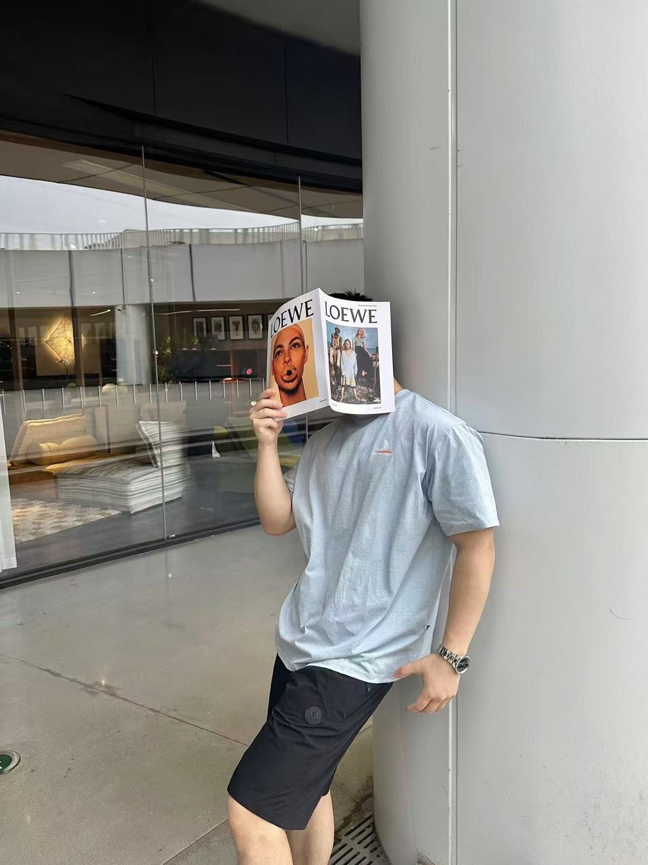 NO:161385,.MONCLER elastic nylon shorts Fabric selection Fusion of nylon and spandex to woven into a scientific combination of nylon and spandex to form a unique warp and weft bidirectional elasticity. Spandex provides up to 40 horizontal elasticity, while nylon enhances longitudinal extension force, and bidirectional stretching can reach 140 deformation recovery rate, greatly improving freedom of movement. Nylon fiber itself has high strength tear resistance, combined with dense weaving method, effectively resists friction hook wires. Nylon yarn is processed through special-shaped cross-sectional process to form micron-level breathable holes, and is matched with 20D ultrafine denier fiber to achieve rapid sweating in high temperature environments. Process 1 A brand logo patch is created using a three-dimensional injection molding process of liquid silicone. The 3D microsynthetic feeling and fabric are perfectly integrated. After thousands of wear-resistant tests, the edges still maintain a precise boundary of 0.1mm. Process 2  The side seam three-dimensional tailoring hidden bag is equipped with a custom waterproof zipper, which forms an oblique curve with the trouser body when closed, and prevents objects from shaking while being neat. Craft 3 The hidden drawstring and elastic band form a double safety, and the waist circumference can be adjusted freely by 5CM. It is matched with a custom metal ring, air eye, and neatly adjusts the drawstring. Auxiliary materials are made of silicone logo patches. Customized drawstring hole metal ring SIZE: 46 48 50 52 Exclusive,,christian louboutin, shorts,alexander wang19860909.MONCLER弹力尼龙短裤 面料选择 融合锦纶与氨纶科学配比织造,形成独特的经纬双向弹力性能面料.氨纶提供高达40横向弹性,锦纶则增强纵向延展力,双向拉伸可达140形变恢复率,大幅提升活动自由度.锦纶纤维本身具备高强度抗撕裂性,结合致密织法,有效抵御摩擦勾丝.尼龙纱线经异形截面工艺处理,形成微米级透气孔道,搭配20D超细旦纤维,实现高温环境也能快速排汗. 工艺1 以液态硅胶立体注塑工艺打造品牌标识贴片,3D微突触感与织物完美融合,通过上千次耐磨测试,边缘仍保持0.1mm精准边界. 工艺2 侧缝立体剪裁暗袋搭载定制防水拉链,闭合时与裤身形成斜向弧度,视觉利落的同时防止物品晃动等实用性. 工艺3 隐藏式抽绳与松紧带构成双重保险,腰围可自由调节5CM幅度.搭配定制金属环气眼利落调节抽绳. 辅料一比一定制硅胶标志贴片 一比一定制抽绳孔金属环 SIZE: 46 48 50 52 独家专供,,christian louboutin,shorts,alexander wang,Men's clothing