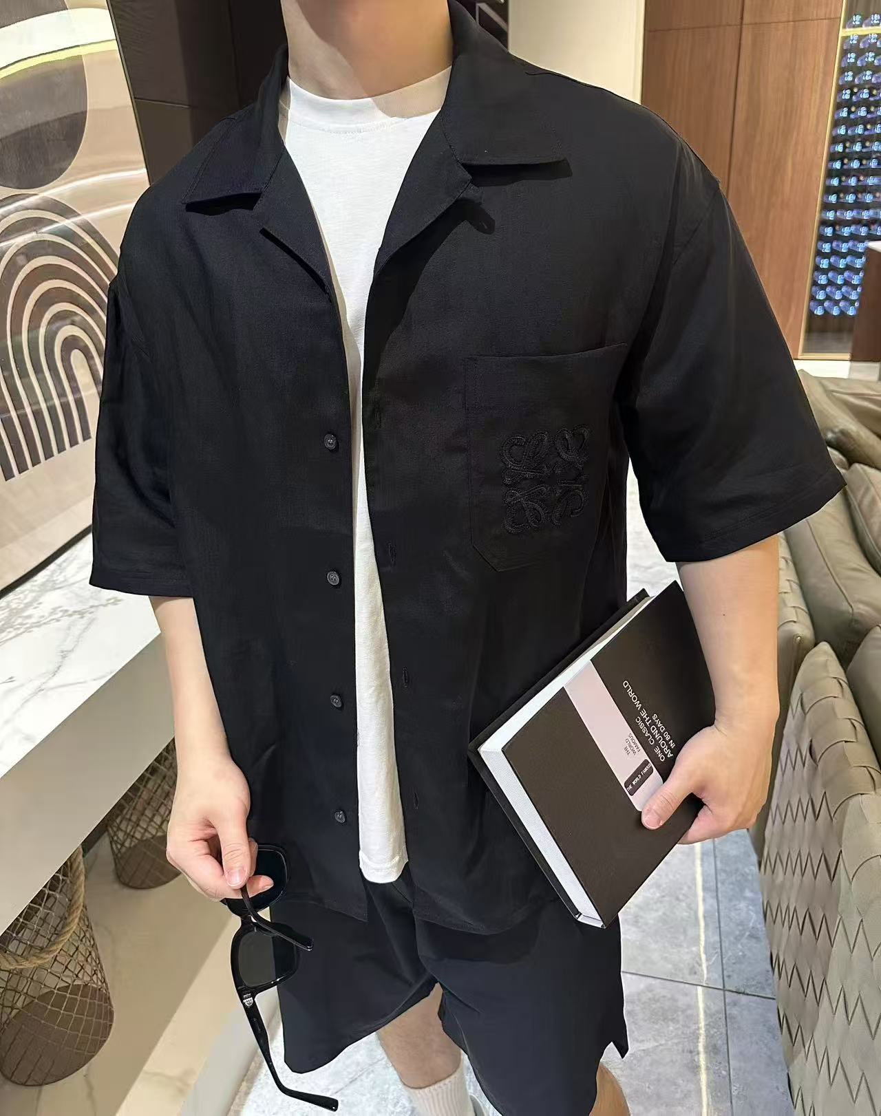 NO:161383,.LOEWE embroidered linen short-sleeved shirt fabric selection: Viscose fiber is fused with linen, and fiber interlocking is achieved through air-flow spinning technology. The smooth drape of viscose fiber neutralizes the rough texture of flax. The skinny support of flax makes up for the deformable shortcoming of viscose fiber. The high moisture absorption rate of viscose fiber is linked to the porous fiber structure of flax to form a dual-channel sweating system. The wrinkle resistance and drape feel are combined, reflecting the characteristics given by the fusion of the two fibers. Crafts The Anagram totem in the chest patch pocket adopts the implicit hook-and-needle embroidery process, and the extremely thin filament thread evolves a precision matrix of 320 needles/CM on the linen substrate, which resonates with the natural texture of the fabric. The inner lining is implanted with a tensile mesh substrate to ensure that the embroidery remains flat as before after frequent use. The auxiliary materials are washed with water, and the collar mark is one to one restored by Anagram totem  SIZE: 46 48 50 52 Exclusive, loewe,shirts,T-shirt,alexander wang19860909.LOEWE绣花亚麻短袖衬衫 面料选择 以粘胶纤维与亚麻融合,通过气流纺纱技术实现纤维互锁,粘纤的柔滑垂坠感中和亚麻的粗粝肌理,亚麻的骨感支撑力弥补粘纤易变形的短板.粘纤较高的吸湿率与亚麻的多孔纤维结构联动,形成双通道排汗系统.抗皱性与垂坠感兼得,体现两种纤维融合赋予的特性. 工艺 胸前贴袋的Anagram图腾,采用隐式勾针刺绣工艺,以极细丝线在亚麻基底上演化出320针/CM的精密矩阵,与布料天然纹理同频共振.内衬植入抗拉伸网纱衬底,确保频繁使用后刺绣依然平整如初. 辅料一比一水洗标 一比一领标 一比一还原Anagram图腾 SIZE: 46 48 50 52 独家专供,,loewe,shirts,T-shirt,alexander wang,Men's clothing