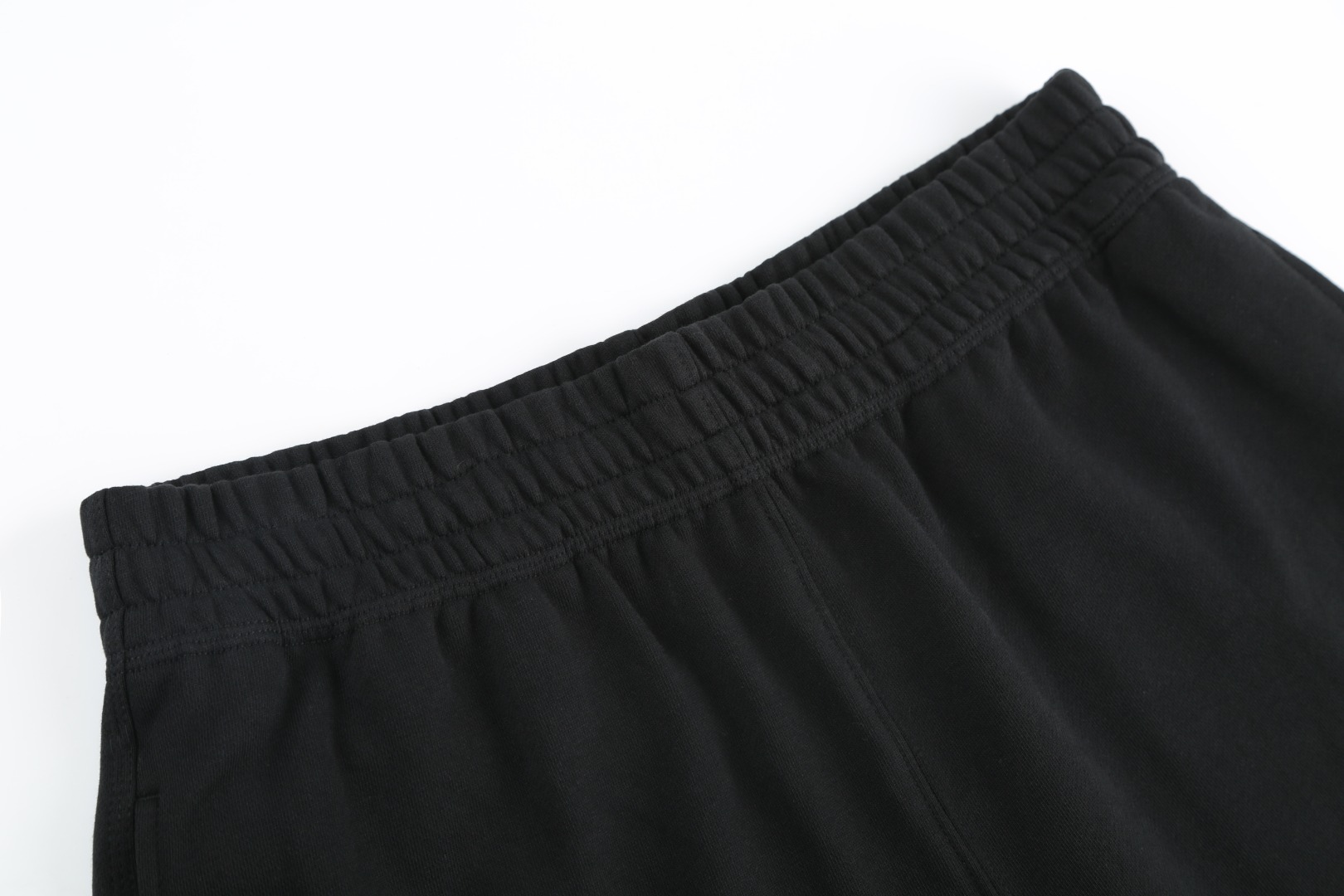 。BURBERRY马术骑士徽章棉质短裤
面料选择：
选用轻盈翻面绒棉质面料打造而成，通过高密度棉纤维在单