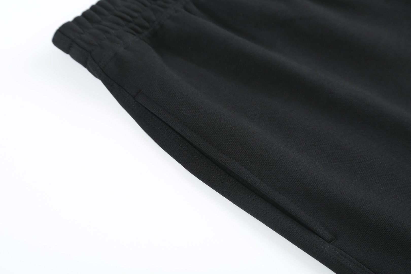 。BURBERRY马术骑士徽章棉质短裤
面料选择：
选用轻盈翻面绒棉质面料打造而成，通过高密度棉纤维在单