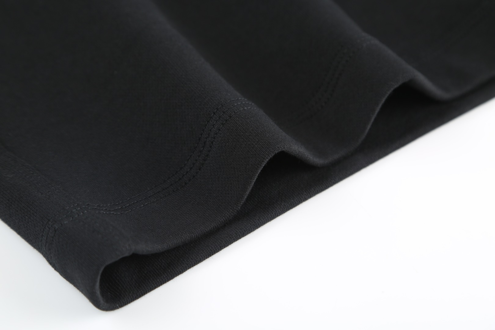 。BURBERRY马术骑士徽章棉质短裤
面料选择：
选用轻盈翻面绒棉质面料打造而成，通过高密度棉纤维在单