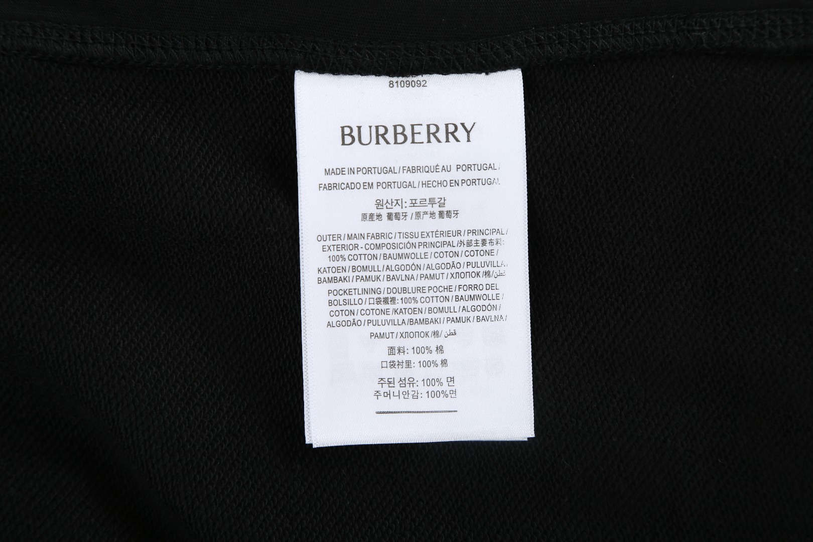 。BURBERRY马术骑士徽章棉质短裤
面料选择：
选用轻盈翻面绒棉质面料打造而成，通过高密度棉纤维在单