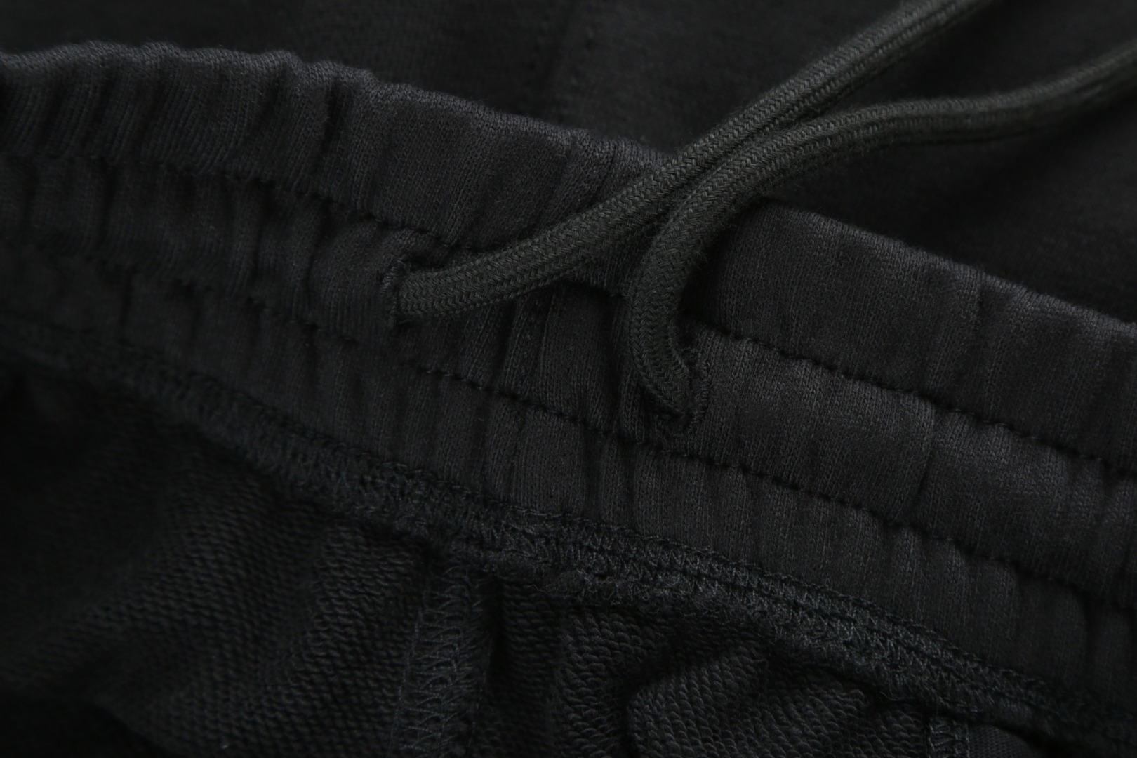 。BURBERRY马术骑士徽章棉质短裤
面料选择：
选用轻盈翻面绒棉质面料打造而成，通过高密度棉纤维在单