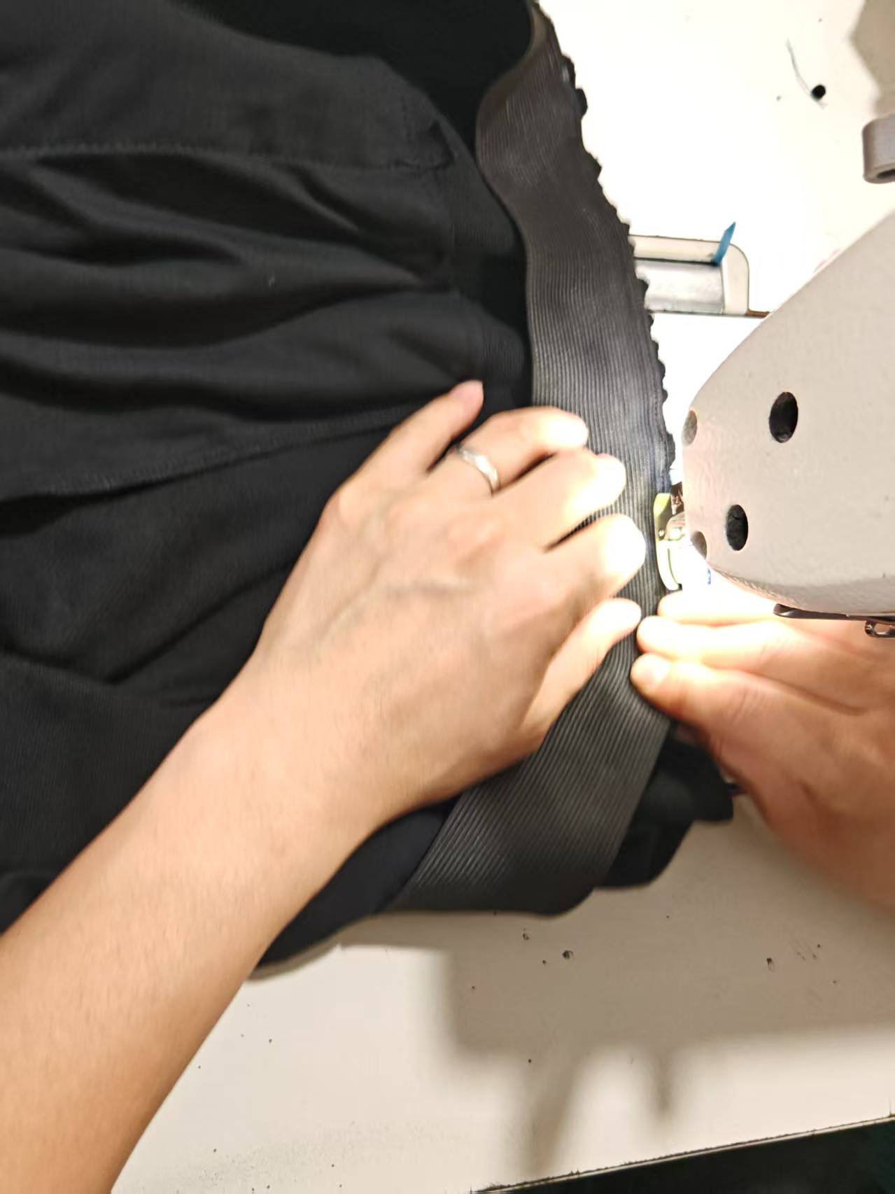 。BURBERRY马术骑士徽章棉质短裤
面料选择：
选用轻盈翻面绒棉质面料打造而成，通过高密度棉纤维在单