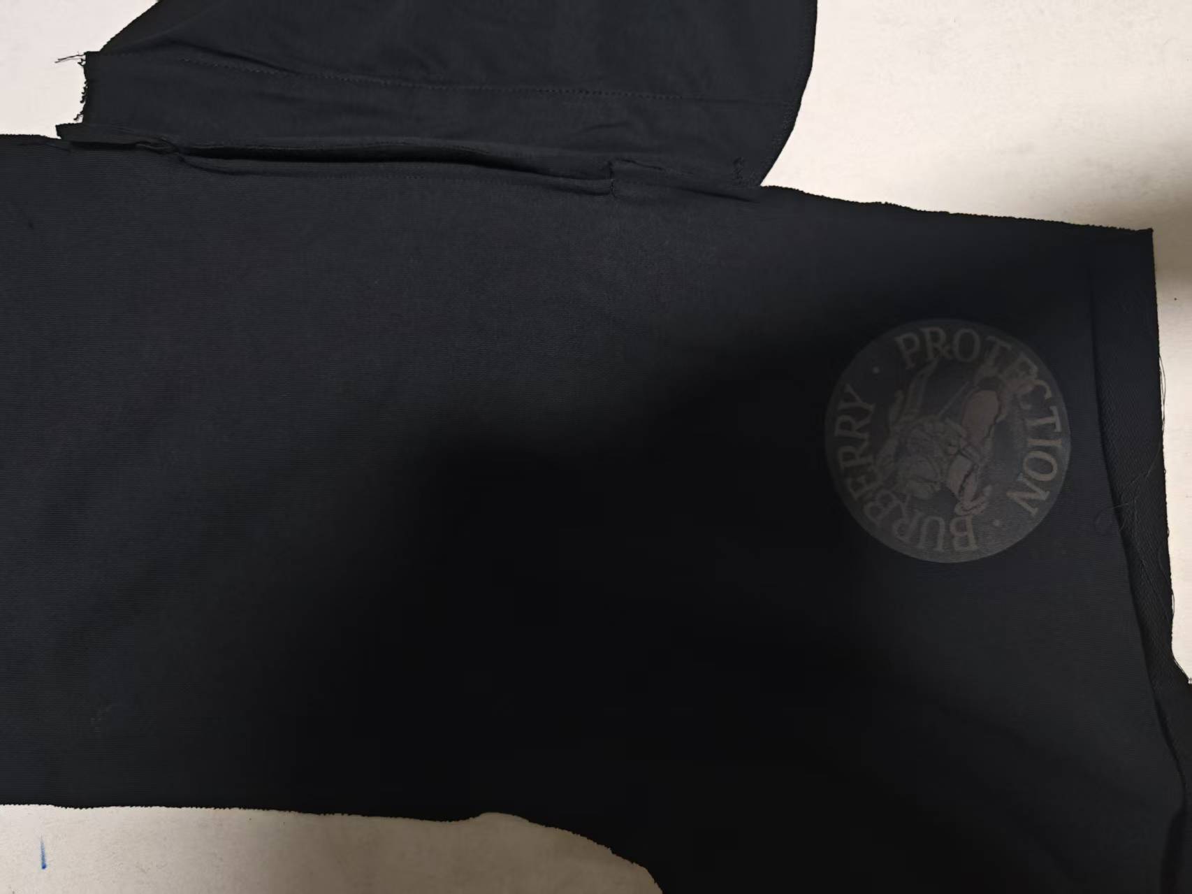 。BURBERRY马术骑士徽章棉质短裤
面料选择：
选用轻盈翻面绒棉质面料打造而成，通过高密度棉纤维在单