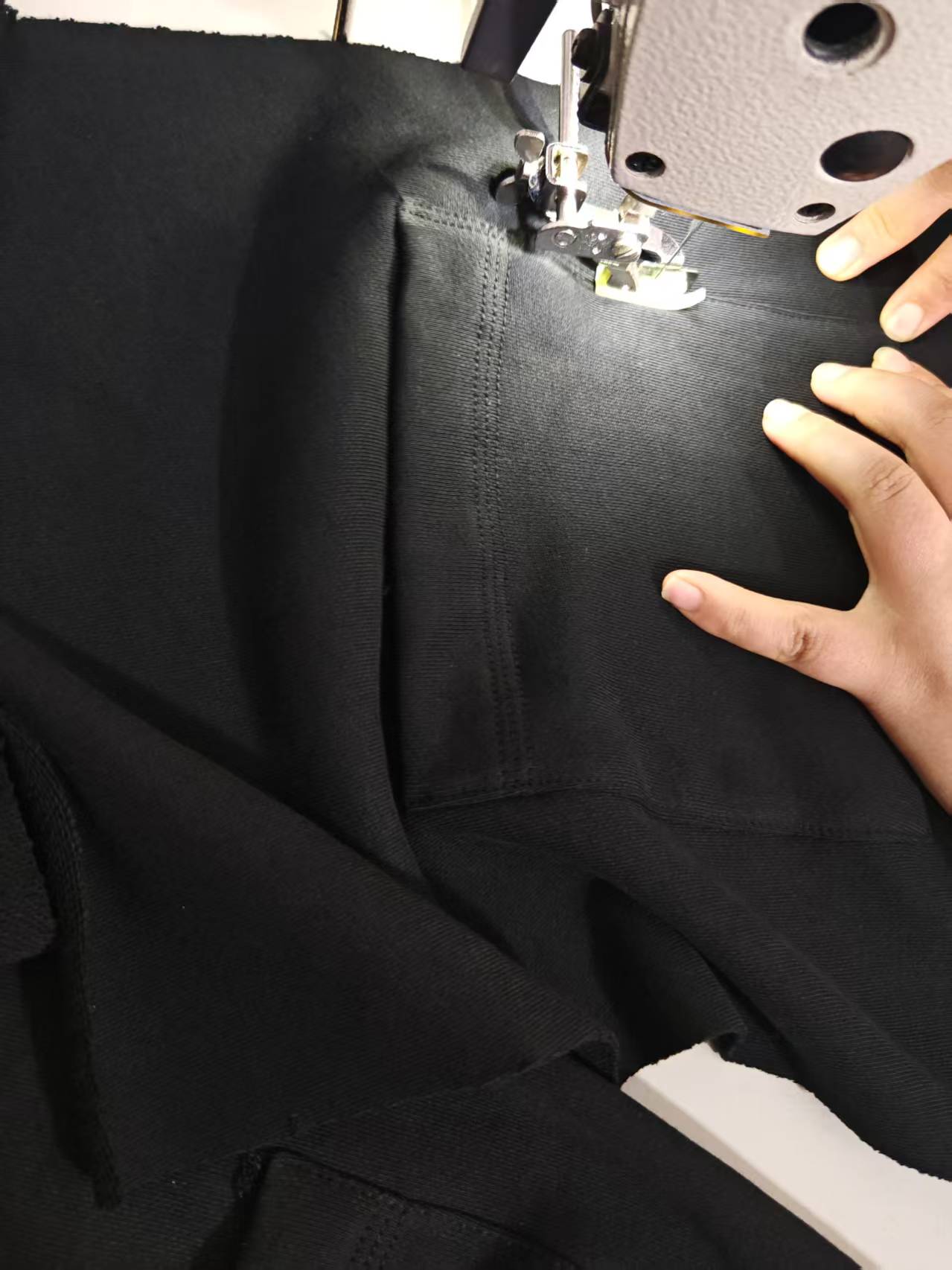 。BURBERRY马术骑士徽章棉质短裤
面料选择：
选用轻盈翻面绒棉质面料打造而成，通过高密度棉纤维在单