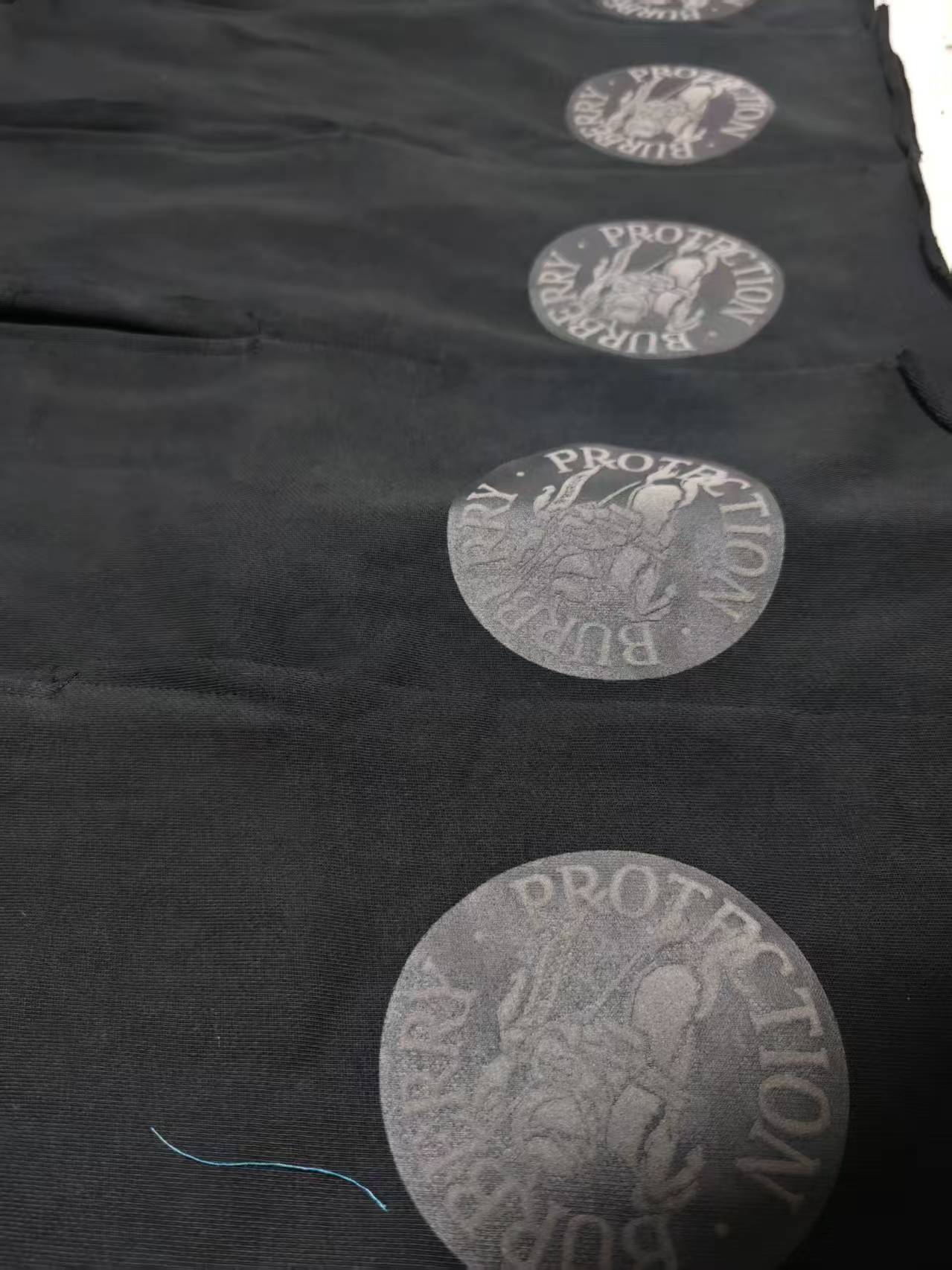 。BURBERRY马术骑士徽章棉质短裤
面料选择：
选用轻盈翻面绒棉质面料打造而成，通过高密度棉纤维在单