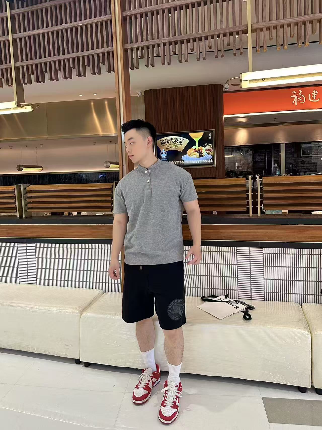 。BURBERRY马术骑士徽章棉质短裤
面料选择：
选用轻盈翻面绒棉质面料打造而成，通过高密度棉纤维在单