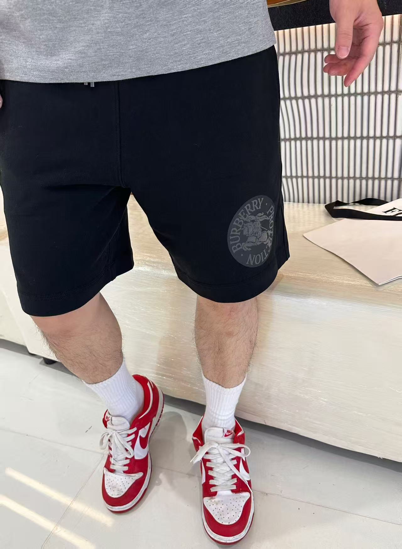 。BURBERRY马术骑士徽章棉质短裤
面料选择：
选用轻盈翻面绒棉质面料打造而成，通过高密度棉纤维在单