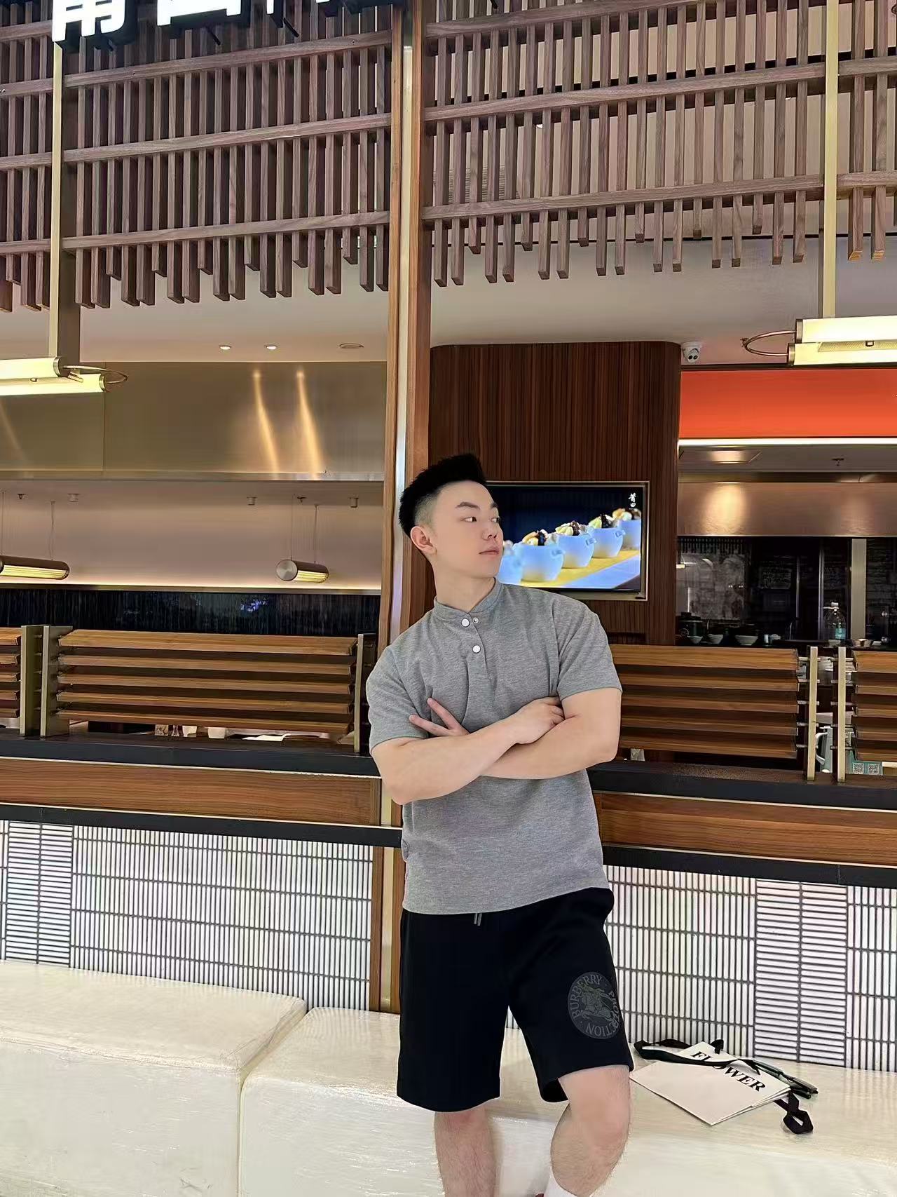 。BURBERRY马术骑士徽章棉质短裤
面料选择：
选用轻盈翻面绒棉质面料打造而成，通过高密度棉纤维在单