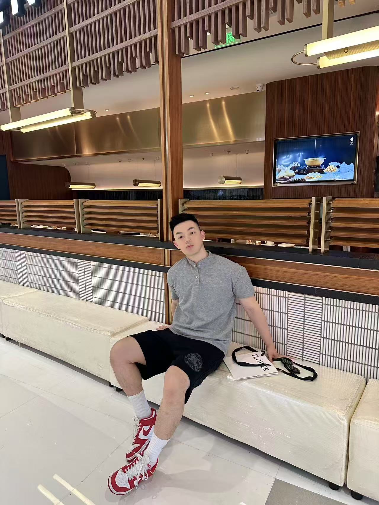 。BURBERRY马术骑士徽章棉质短裤
面料选择：
选用轻盈翻面绒棉质面料打造而成，通过高密度棉纤维在单