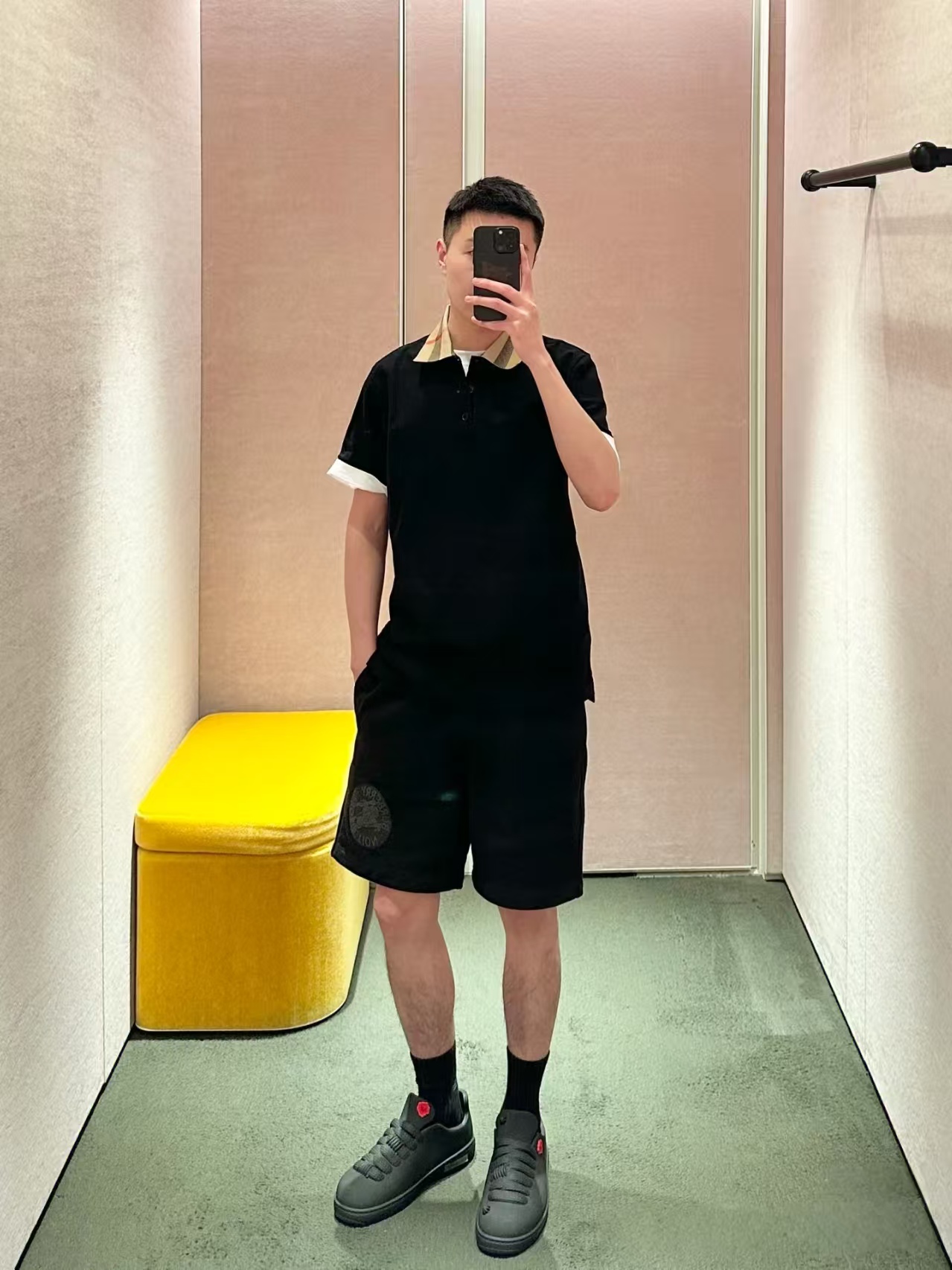 。BURBERRY马术骑士徽章棉质短裤
面料选择：
选用轻盈翻面绒棉质面料打造而成，通过高密度棉纤维在单