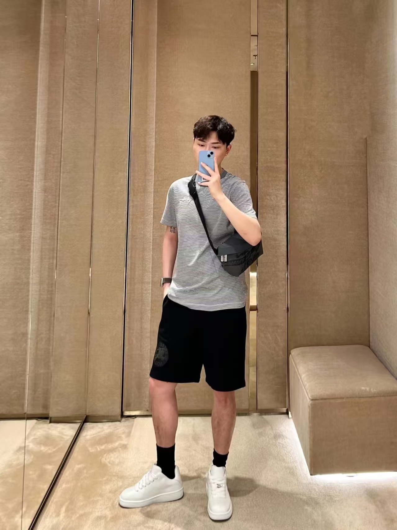 。BURBERRY马术骑士徽章棉质短裤
面料选择：
选用轻盈翻面绒棉质面料打造而成，通过高密度棉纤维在单