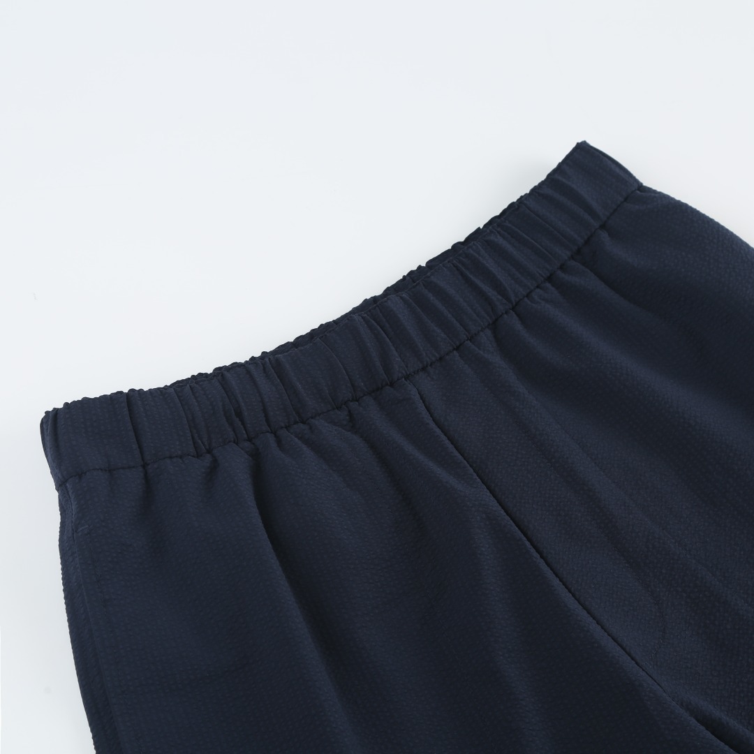。MONCLER泡泡皱饰标短裤
面料选择:
选用76%的高棉含量+24%聚酯纤维的棉质混纺梭织面料。高棉