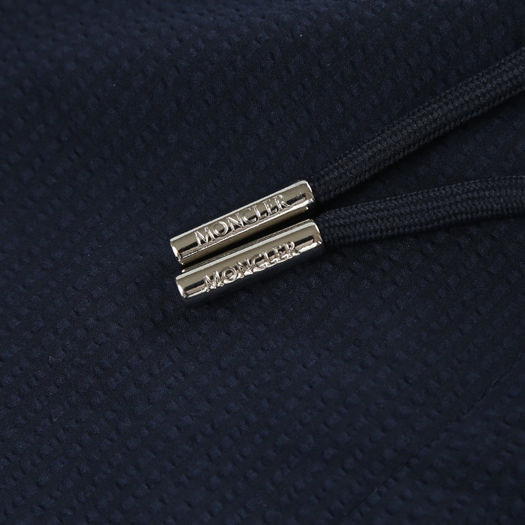 。MONCLER泡泡皱饰标短裤
面料选择:
选用76%的高棉含量+24%聚酯纤维的棉质混纺梭织面料。高棉