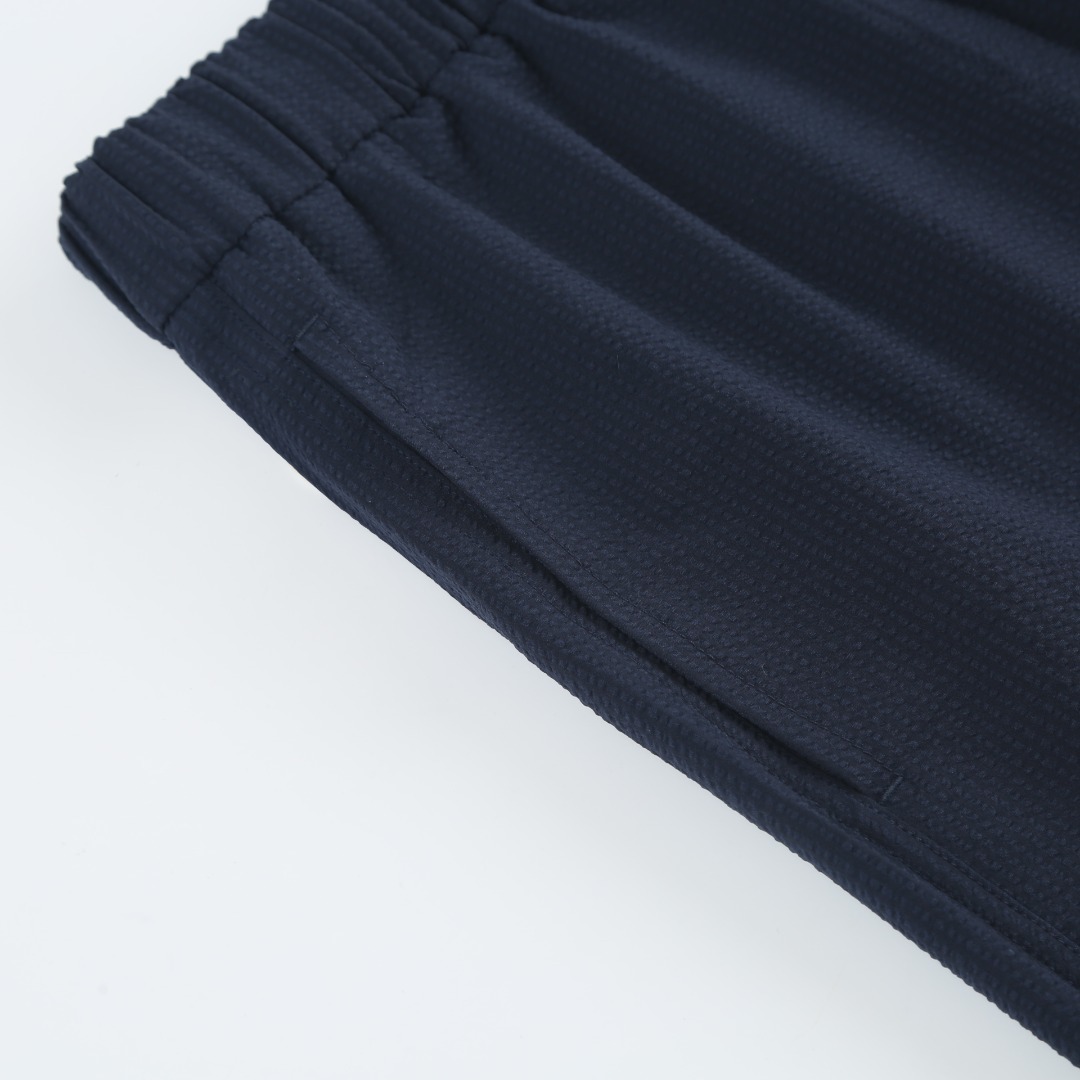 。MONCLER泡泡皱饰标短裤
面料选择:
选用76%的高棉含量+24%聚酯纤维的棉质混纺梭织面料。高棉