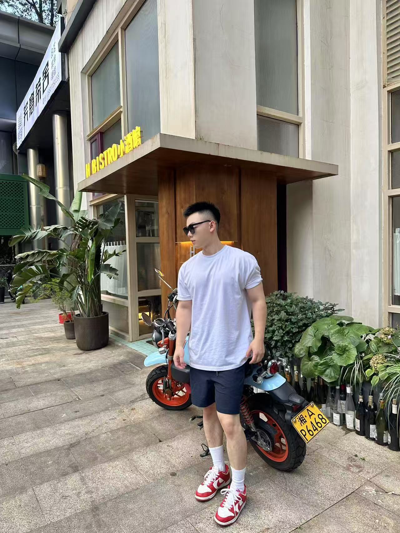 。MONCLER泡泡皱饰标短裤
面料选择:
选用76%的高棉含量+24%聚酯纤维的棉质混纺梭织面料。高棉