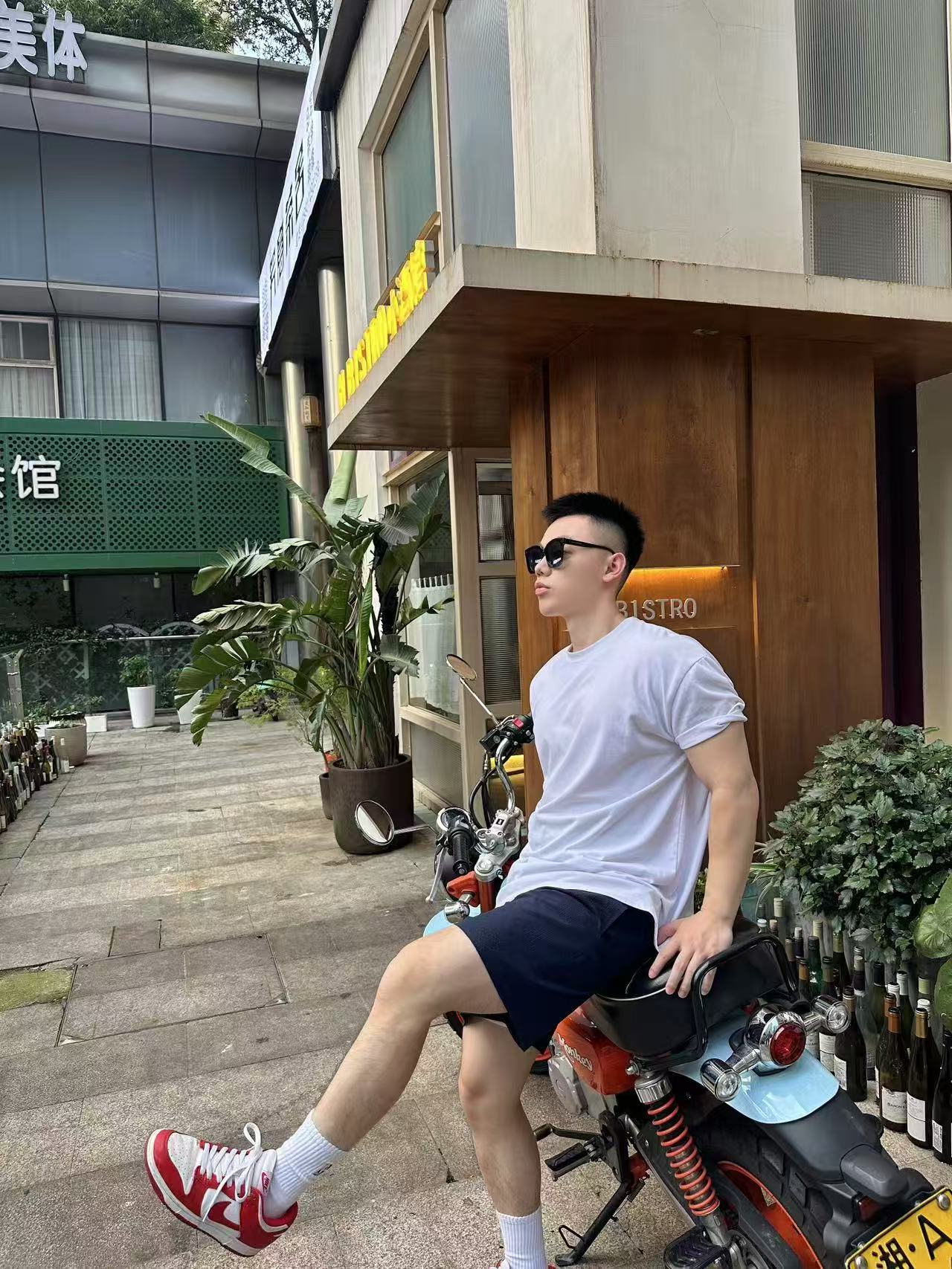 。MONCLER泡泡皱饰标短裤
面料选择:
选用76%的高棉含量+24%聚酯纤维的棉质混纺梭织面料。高棉