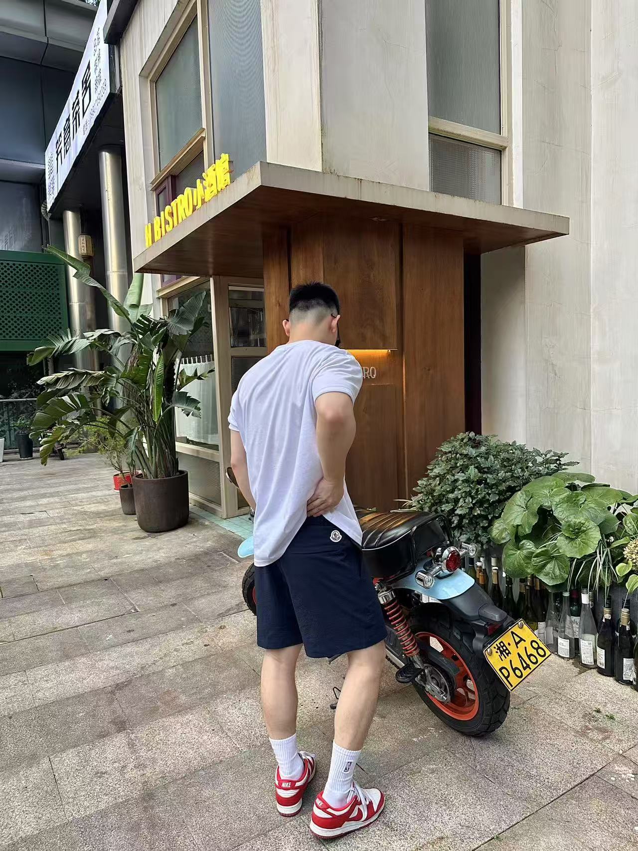 。MONCLER泡泡皱饰标短裤
面料选择:
选用76%的高棉含量+24%聚酯纤维的棉质混纺梭织面料。高棉