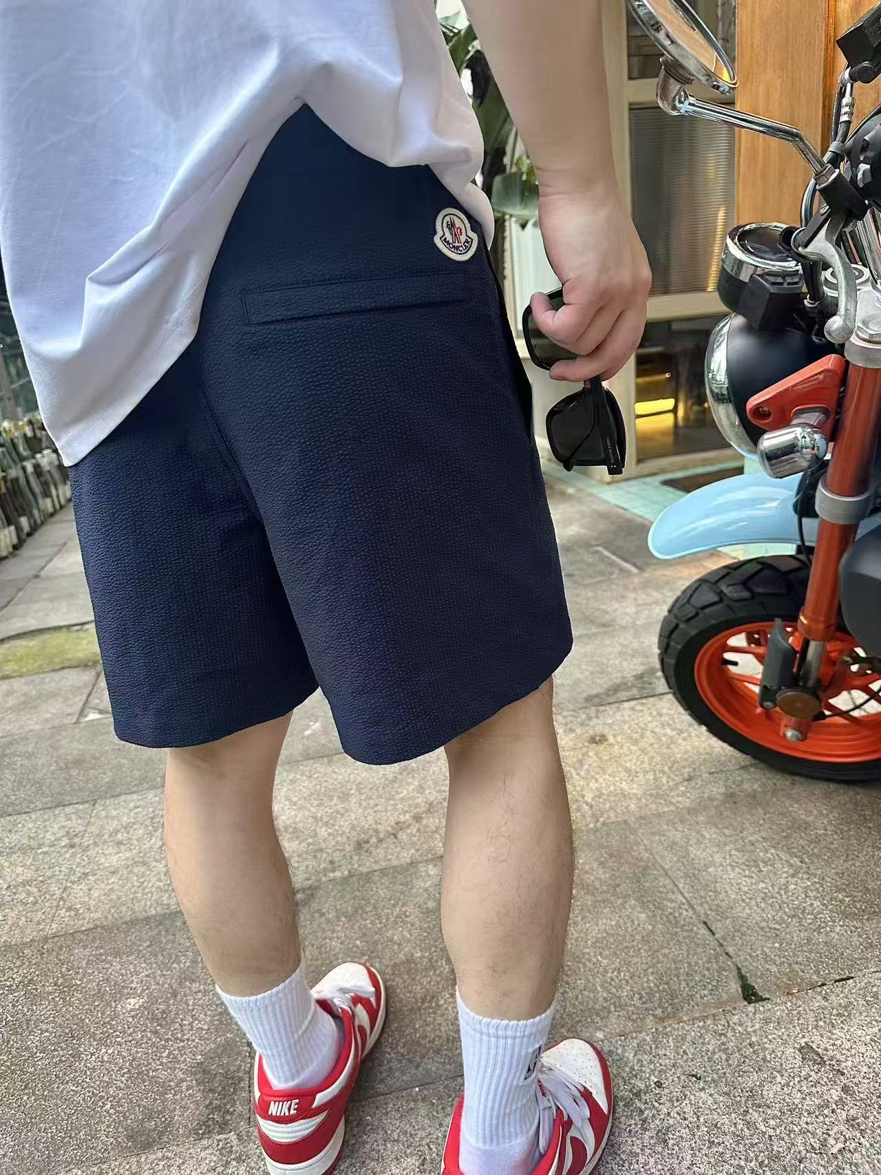 。MONCLER泡泡皱饰标短裤
面料选择:
选用76%的高棉含量+24%聚酯纤维的棉质混纺梭织面料。高棉